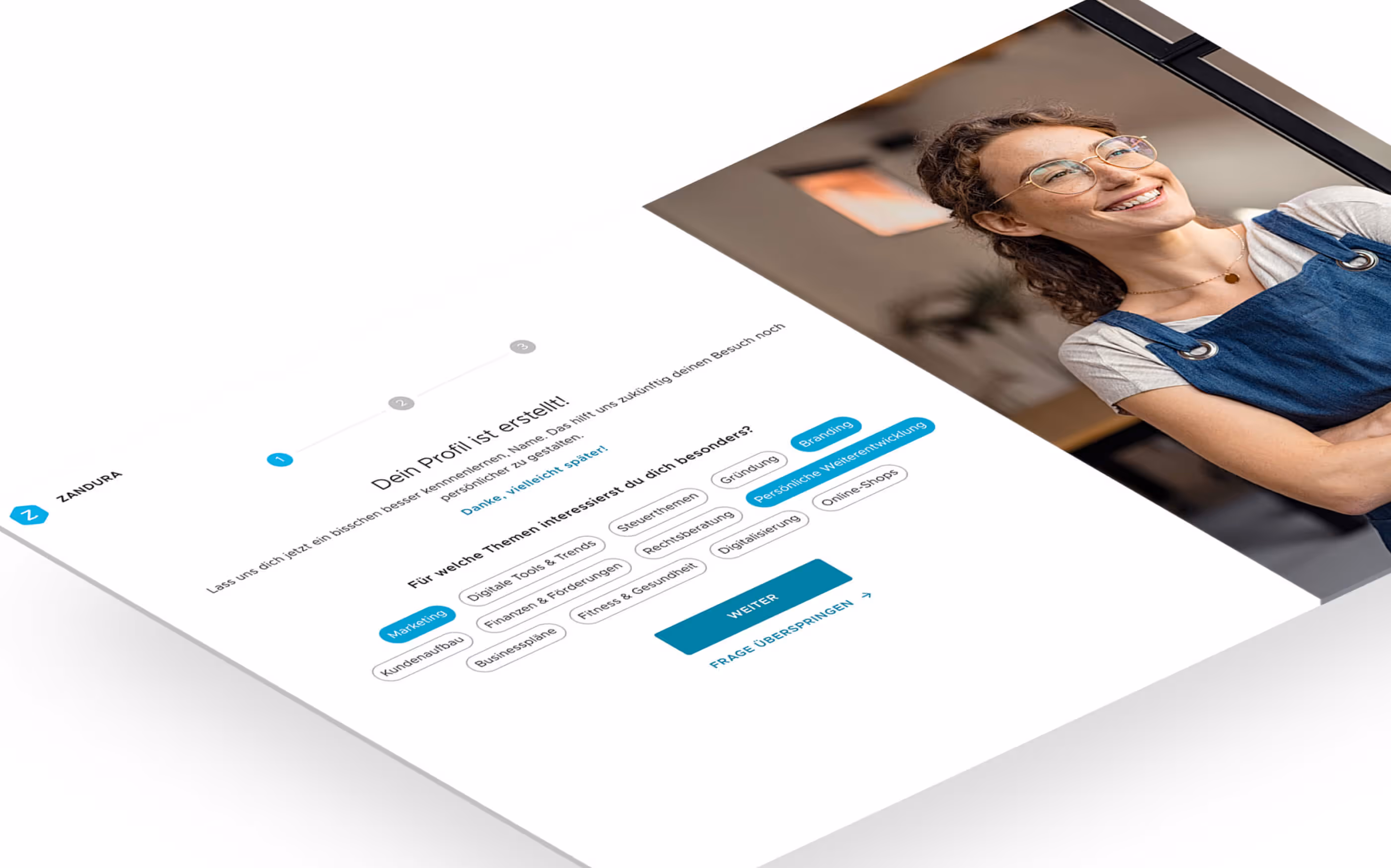 Onboarding funnels with personalization function with a smiling SME founder as key visual