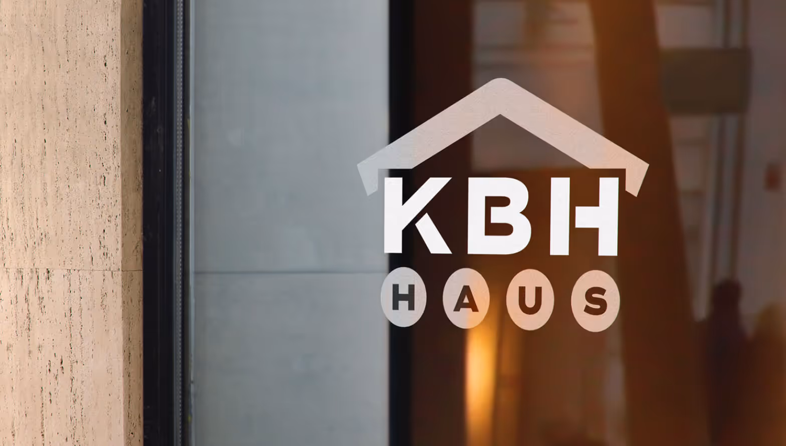 Das neue KBH Haus Logo als Folienplott auf dem Hauseingang