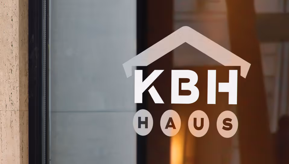 Das neue KBH Haus Logo als Folienplott auf dem Hauseingang