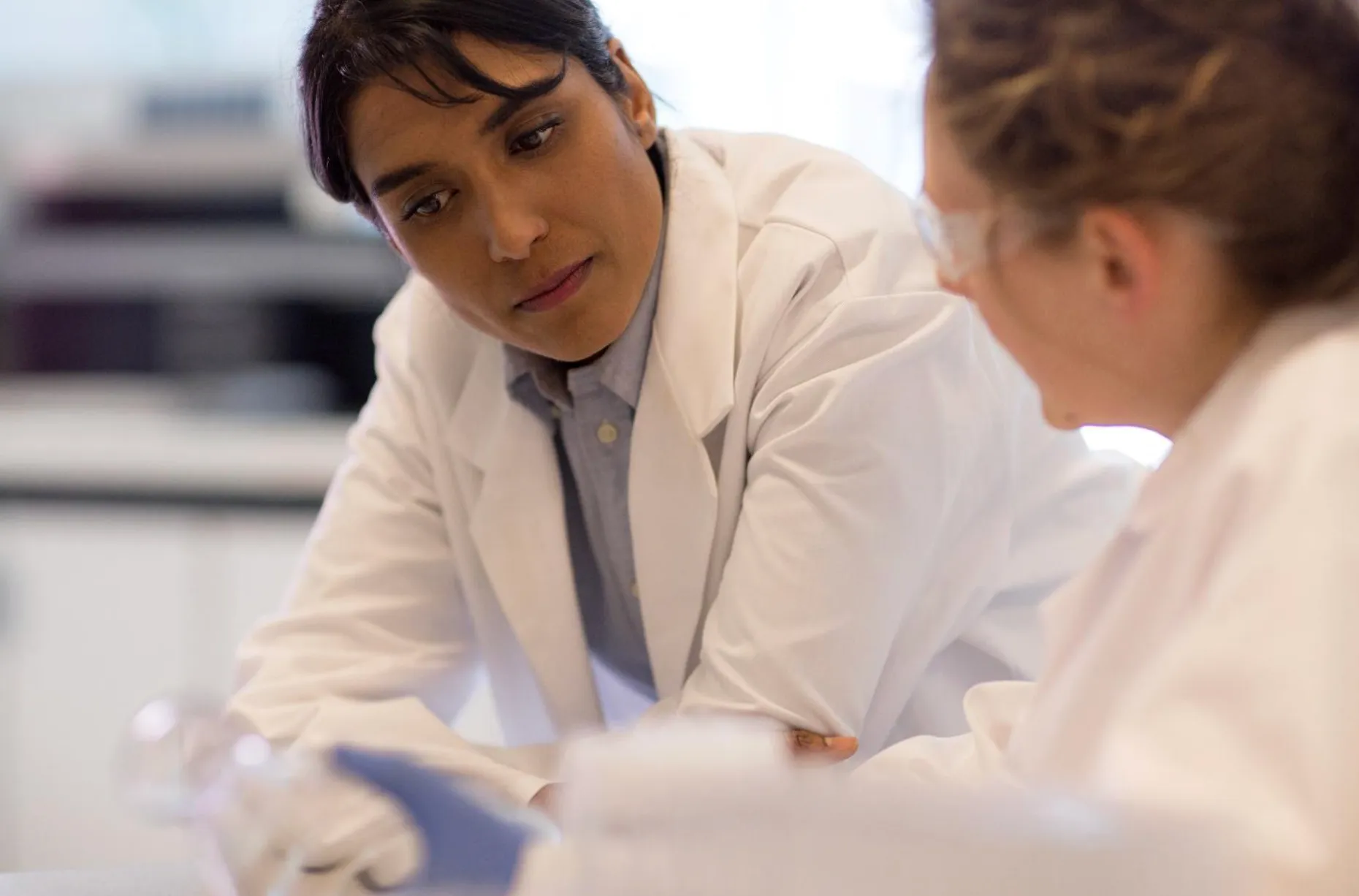 2 scientists working in a lab