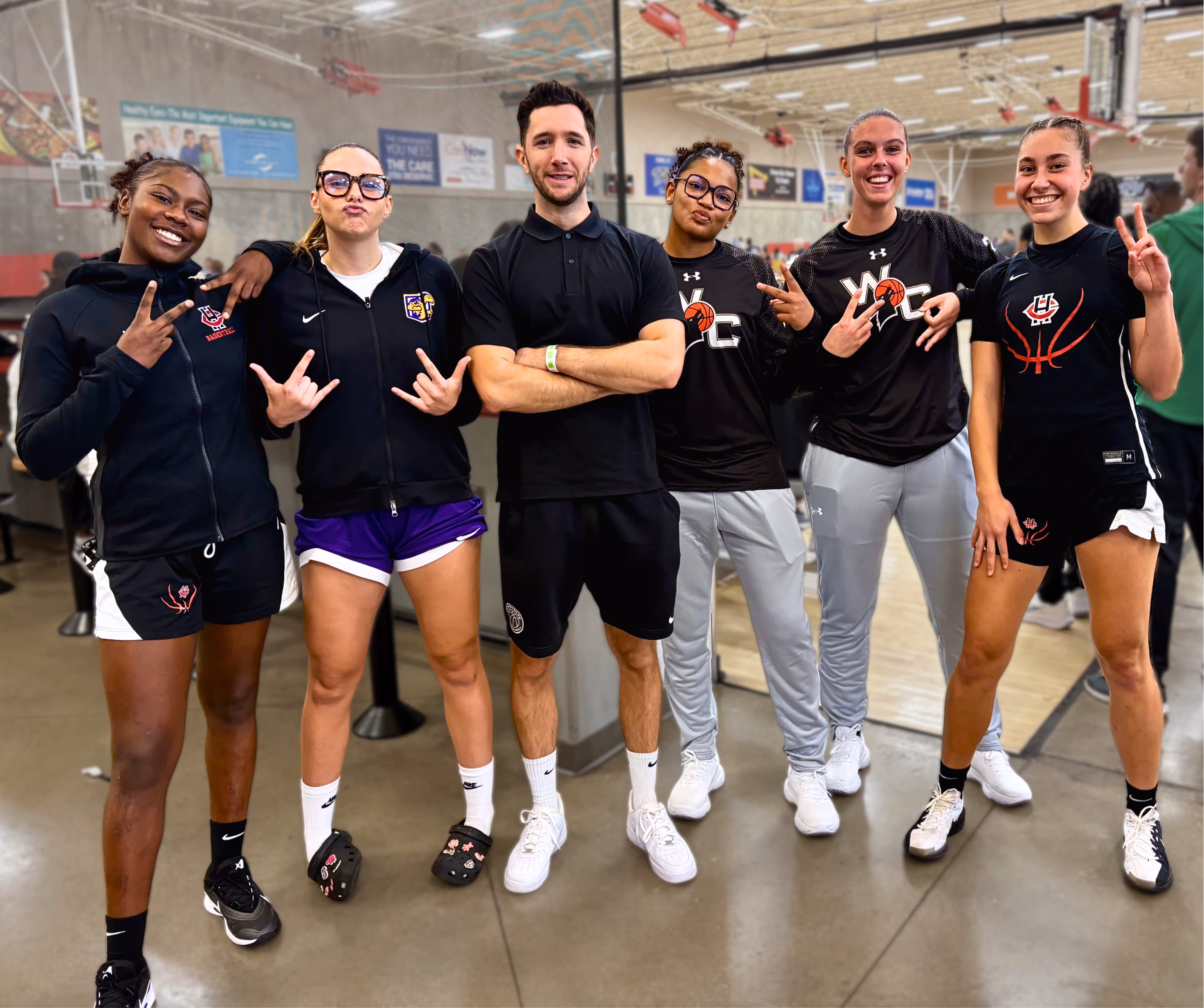 Roman Chevrel, Cofondateur de Yourniverse Basketball accompagné de cinq joueuses placées aux États-Unis lors d’un tournoi universitaire