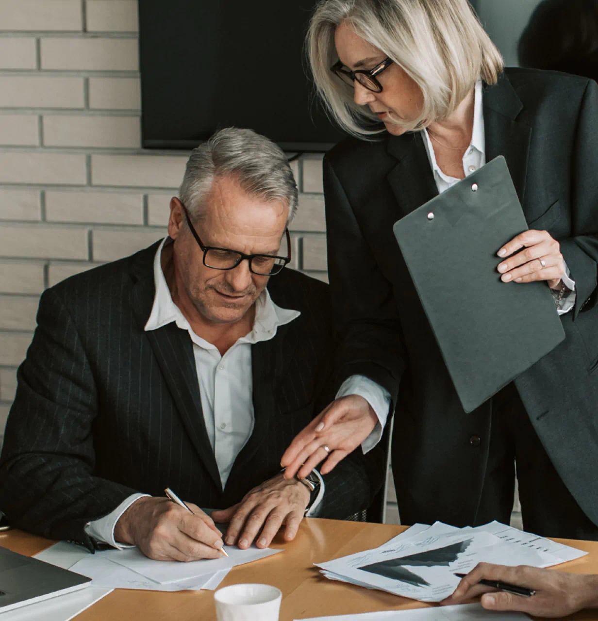 Professionel rådgiver fra Øresund Revision i møde.