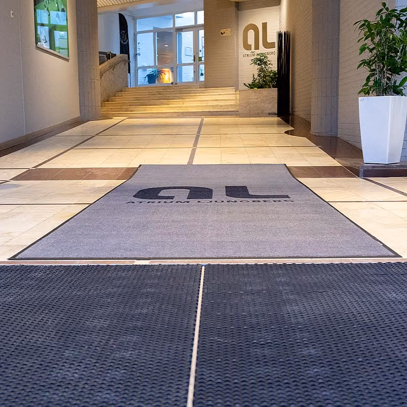 Atrium Ljungberg logomatta och skrapmatta från Logomattan