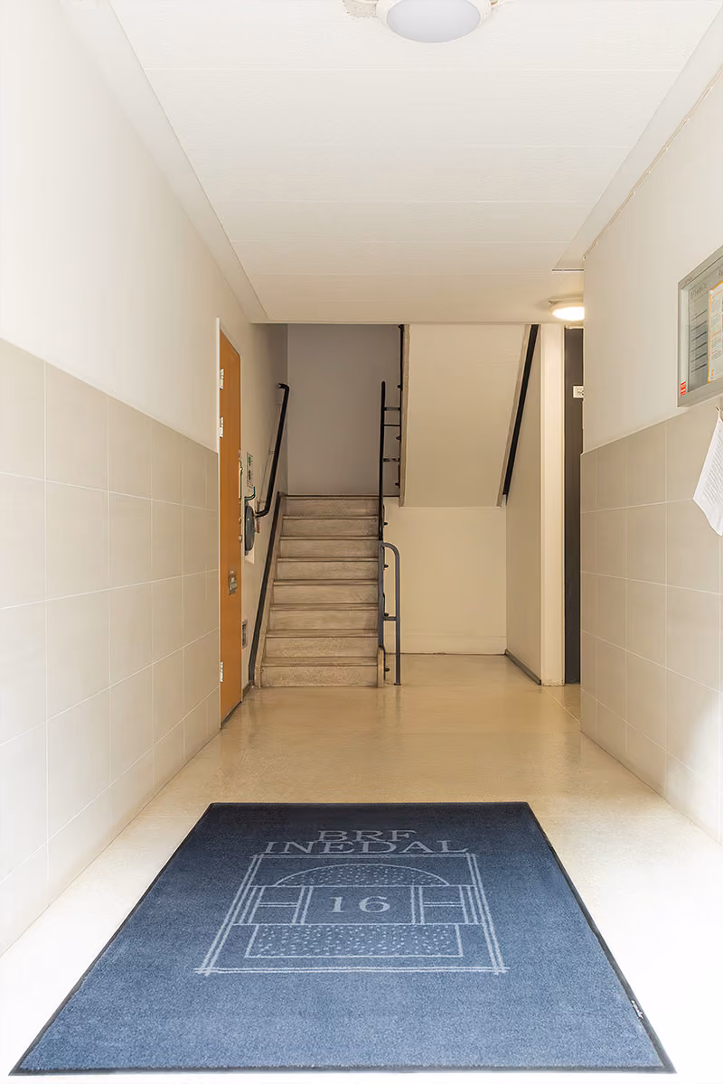 BRF Inedal 16 – Entrématta för bostadsrättsföreningar från Logomattan