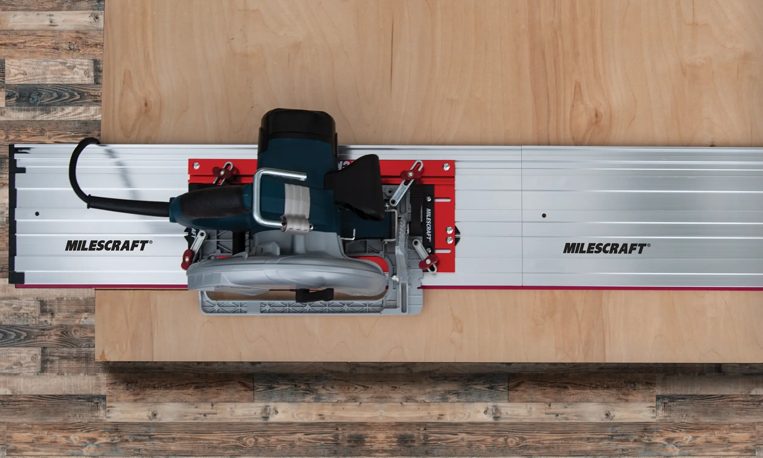 Elektrische Kreissäge auf Führungsschiene von Milescraft zum präzisen Schneiden von Holz.