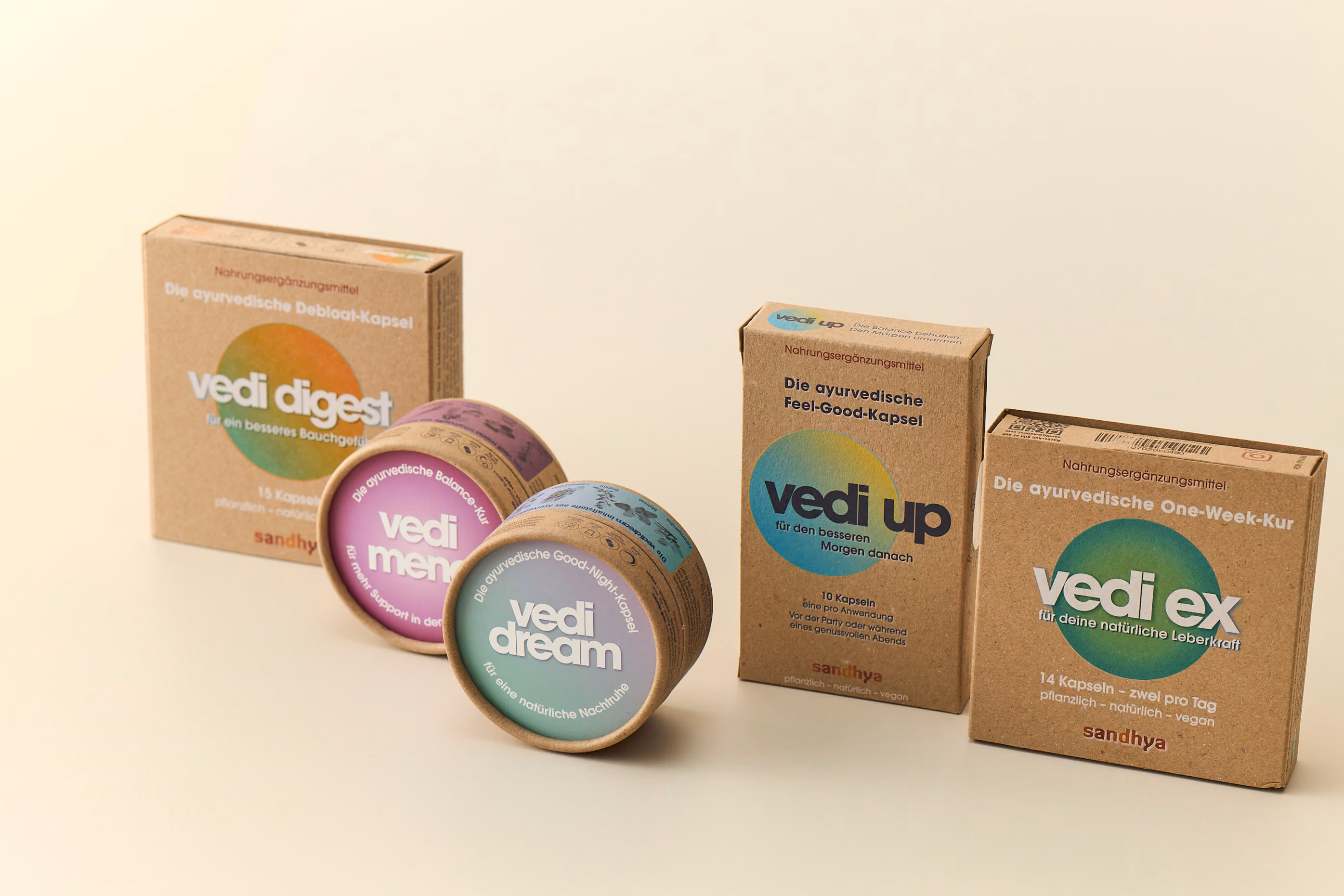 Cinco suplementos ayurvédicos veganos de Sandhya sobre un fondo beige.
