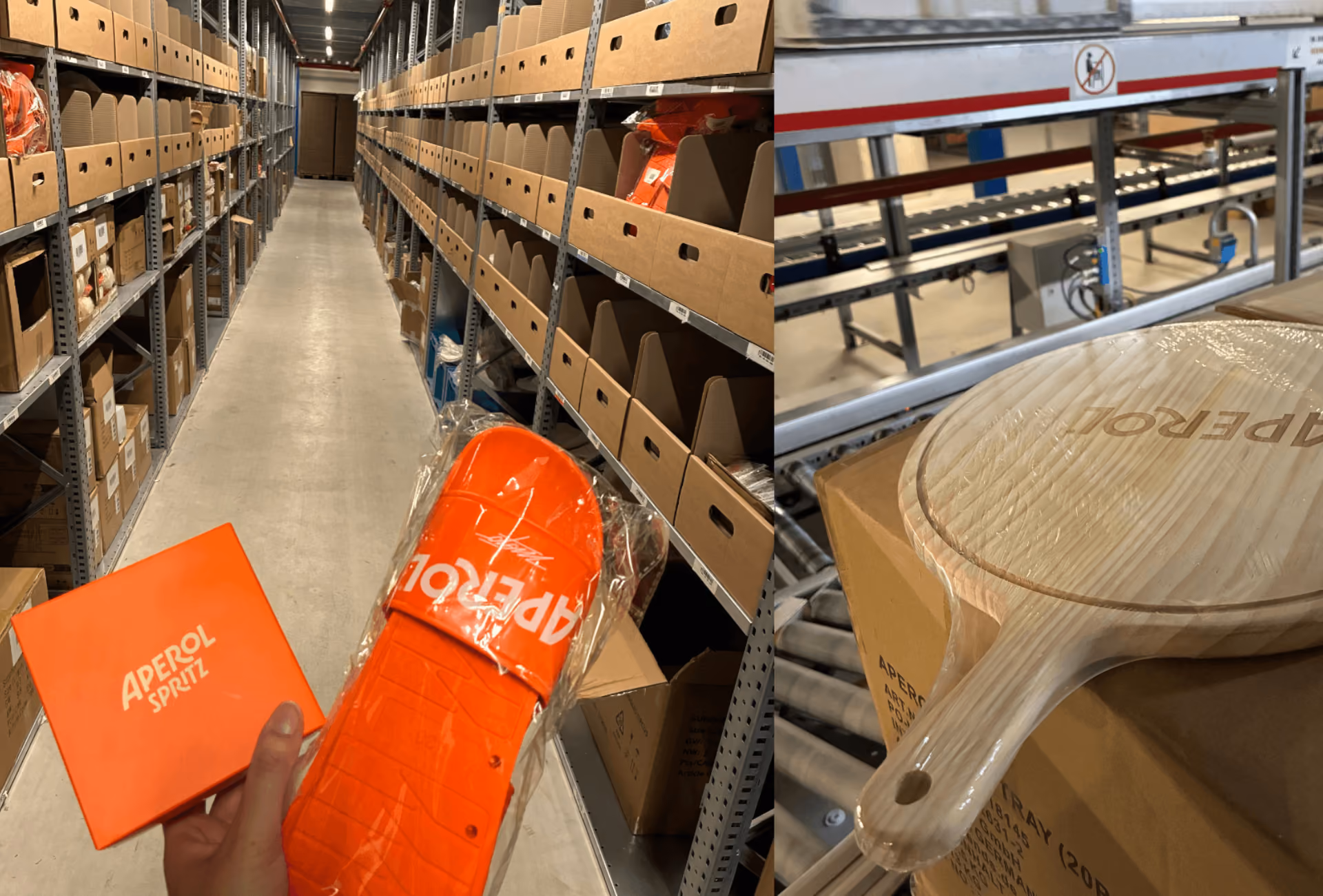 Hand hält ein orangefarbenes Aperol-Getränkepaket und einen orangefarbenen Aperol-Schuhüberzieher in einem Lagerhausgang mit Regalen voller Kartons; daneben liegt ein hölzernes Aperol-Schneidebrett auf einem Karton in einer Produktions- oder Verpackungsanlage.