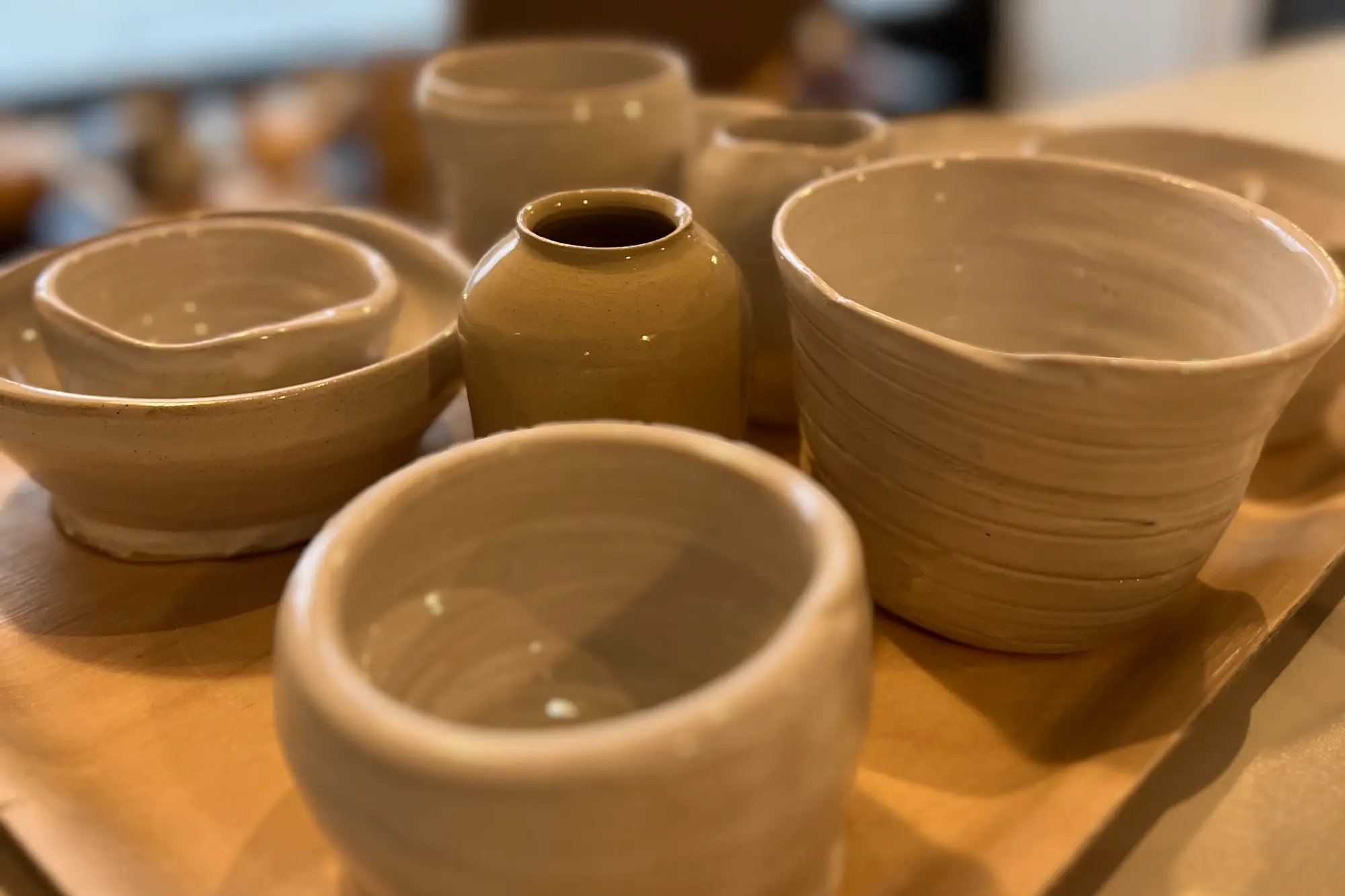 Käsitehtyjä kippoja ja kuppeja