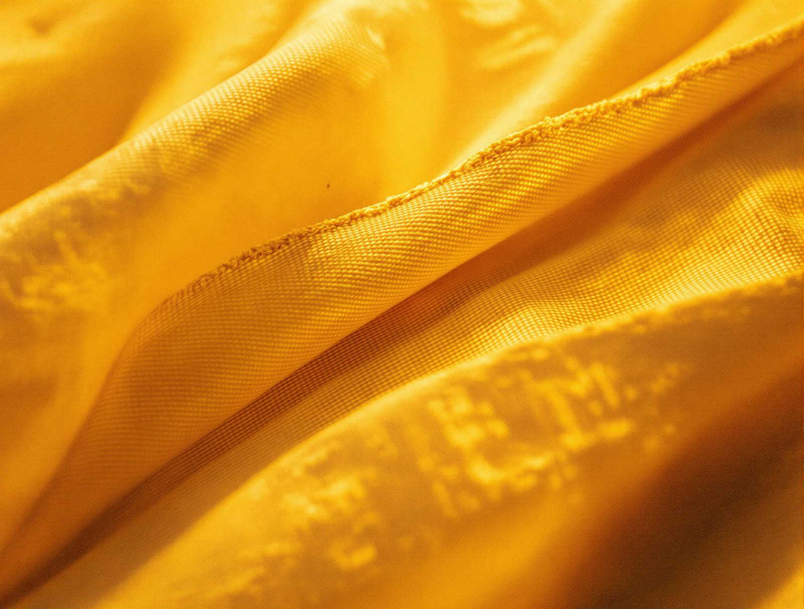 Gros plan sur des textures de tissu coton et éponge avec lumière rasante dorée