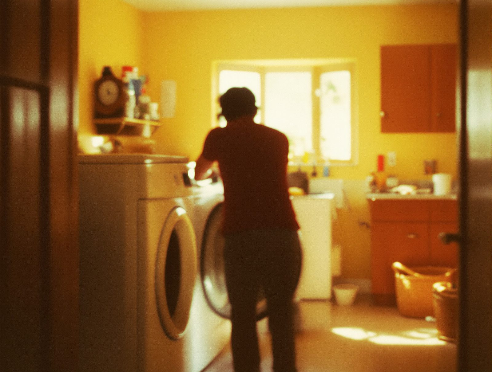 Personne chargeant du linge dans un sèche-linge, bonne pratique pour reduire la duree du cycle