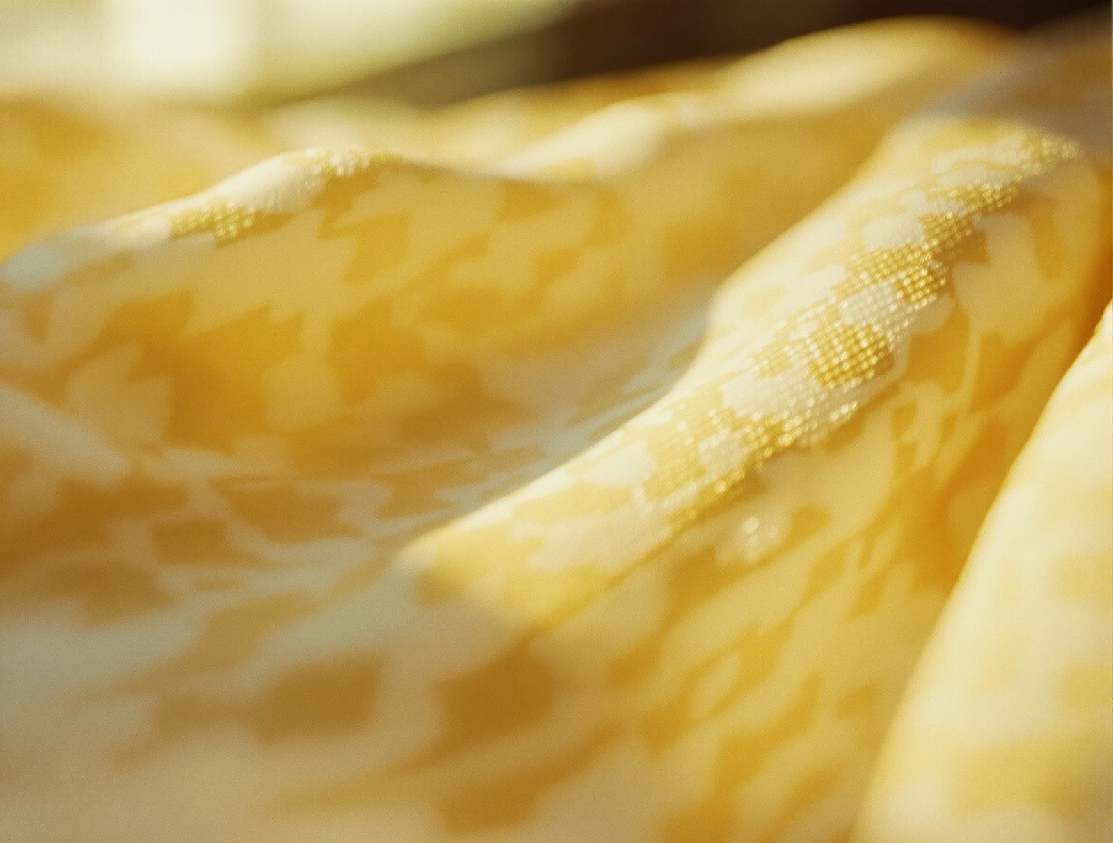 Gros plan texture coton doux et souple apres lavage au vinaigre blanc en lumiere doree naturelle
