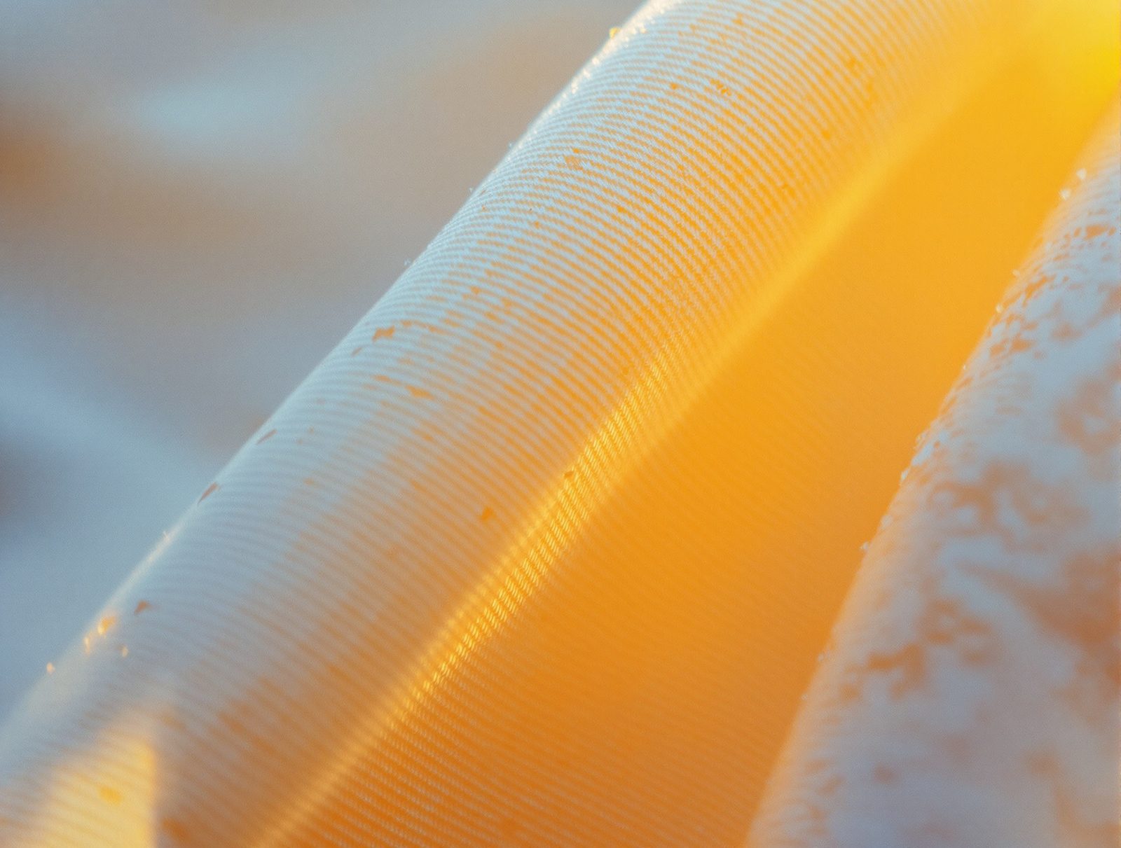 Gros plan sur la texture de fibres textiles en coton révélant la structure du tissu
