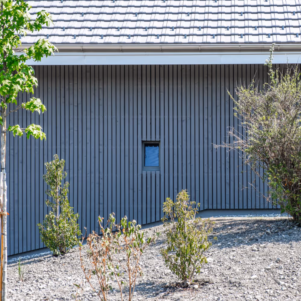 Haus mit Holzfassade und Fenster