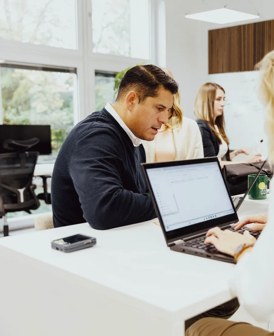 Mitarbeiter von foxdot arbeiten an Laptops