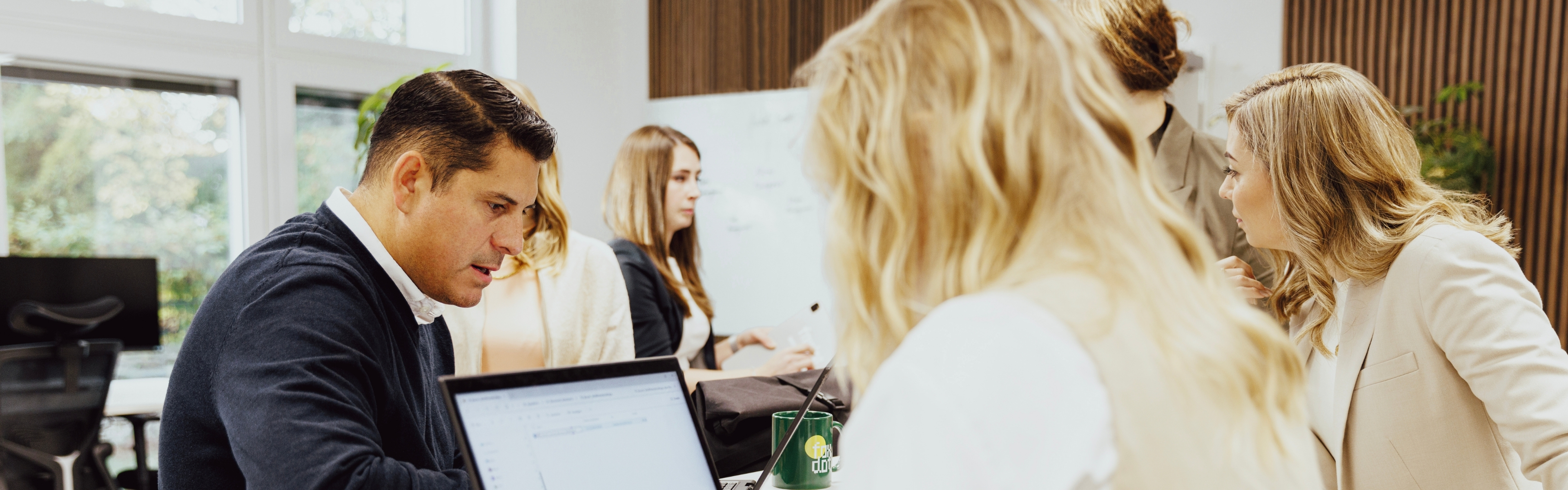 Between Corporate Structure and Start-Up Dynamics