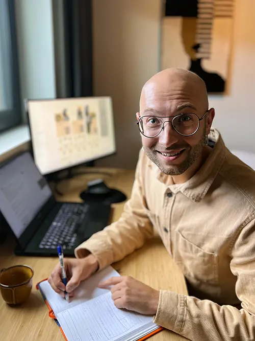 Grafisk designer i Haugesund med notatbok klar for å diskutere visuell identitet
