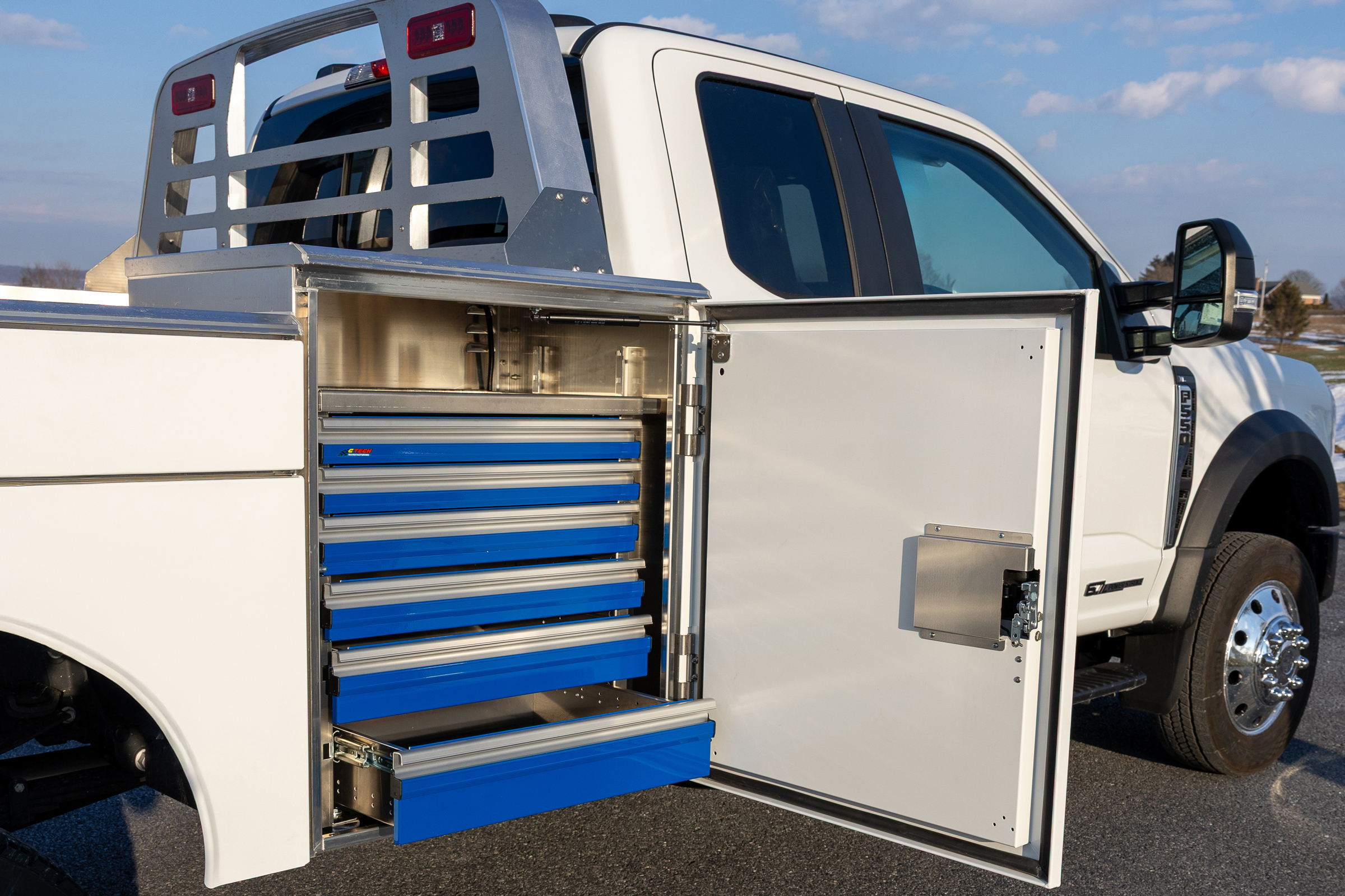 RENEGADE GN - Gooseneck Service Body