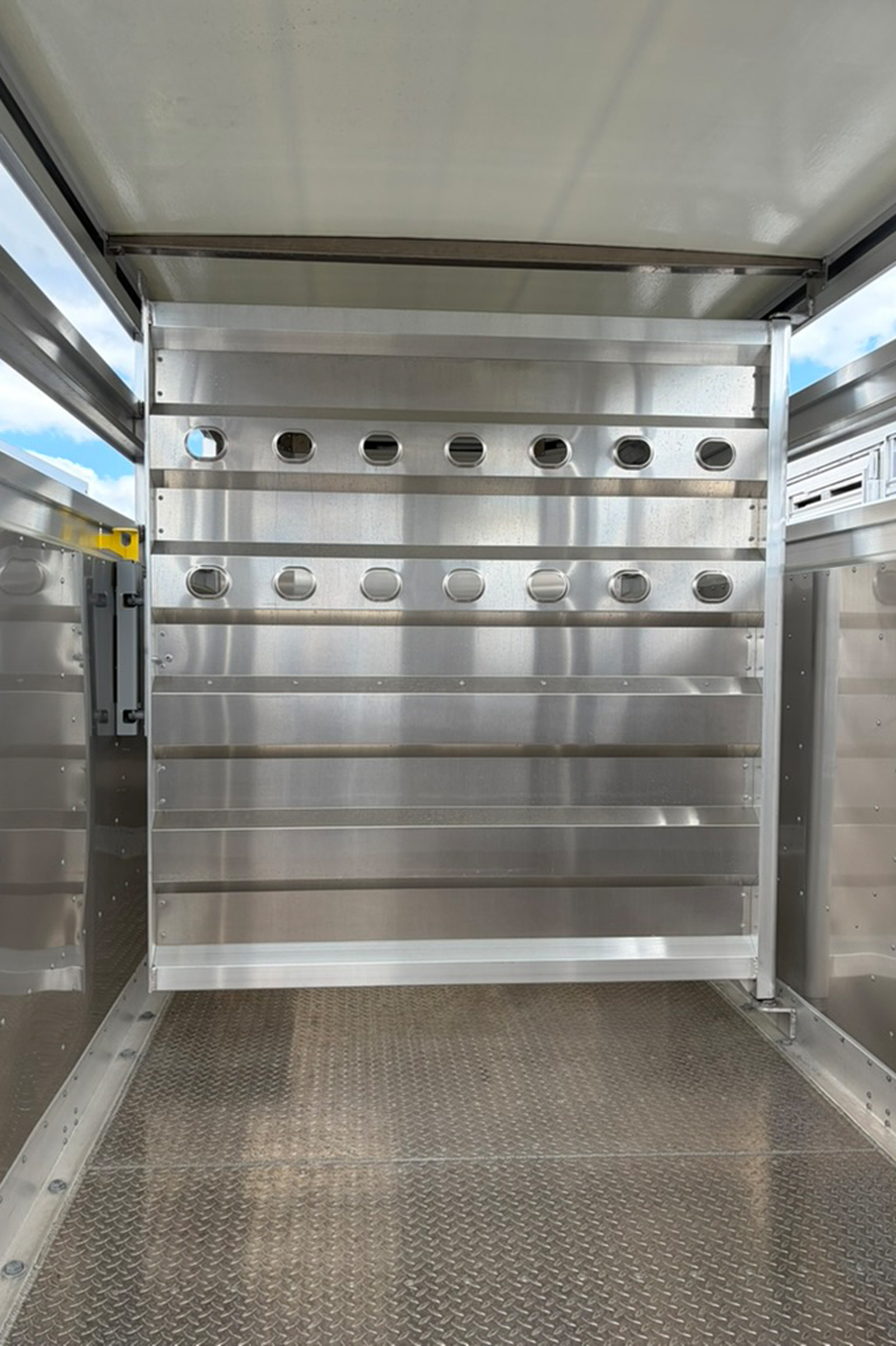 Eby '38 Special - Bumper hitch livestock trailer - Interior