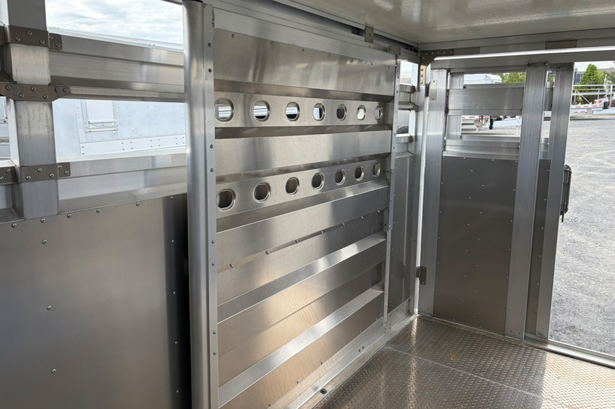 Eby '38 Special - Bumper hitch livestock trailer - Interior