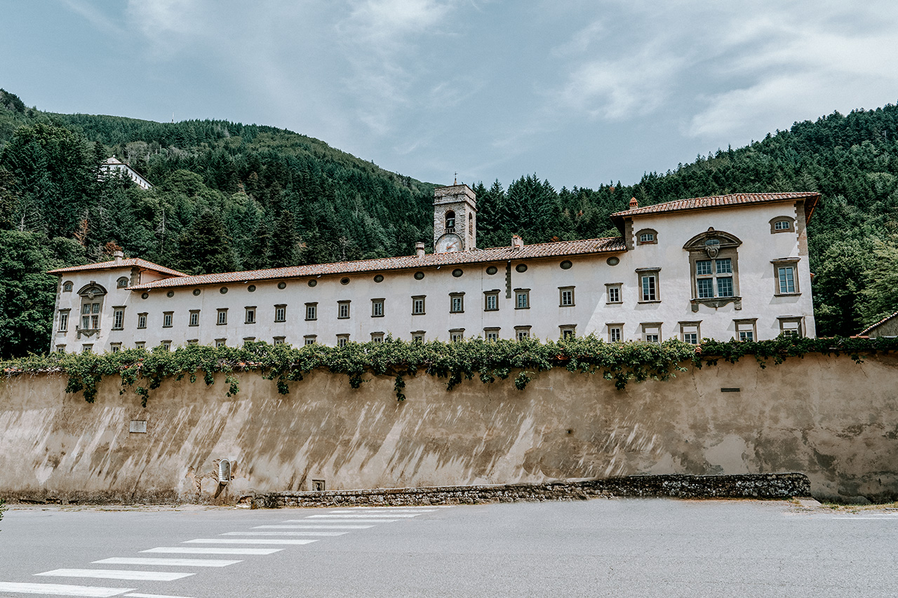 L’abbazia di Vallombrosa immersa nella foresta