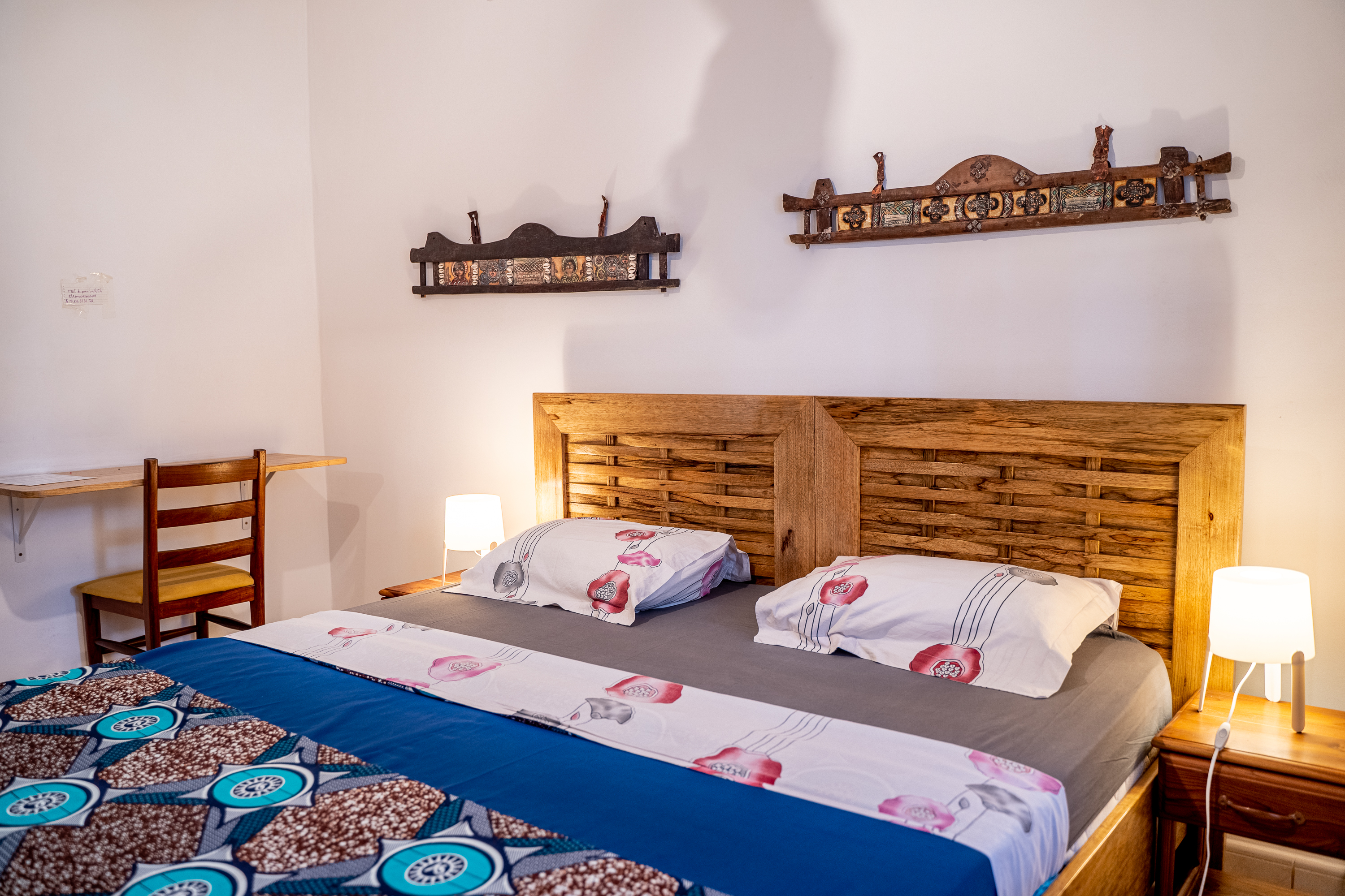 lit double avec des draps bleue
