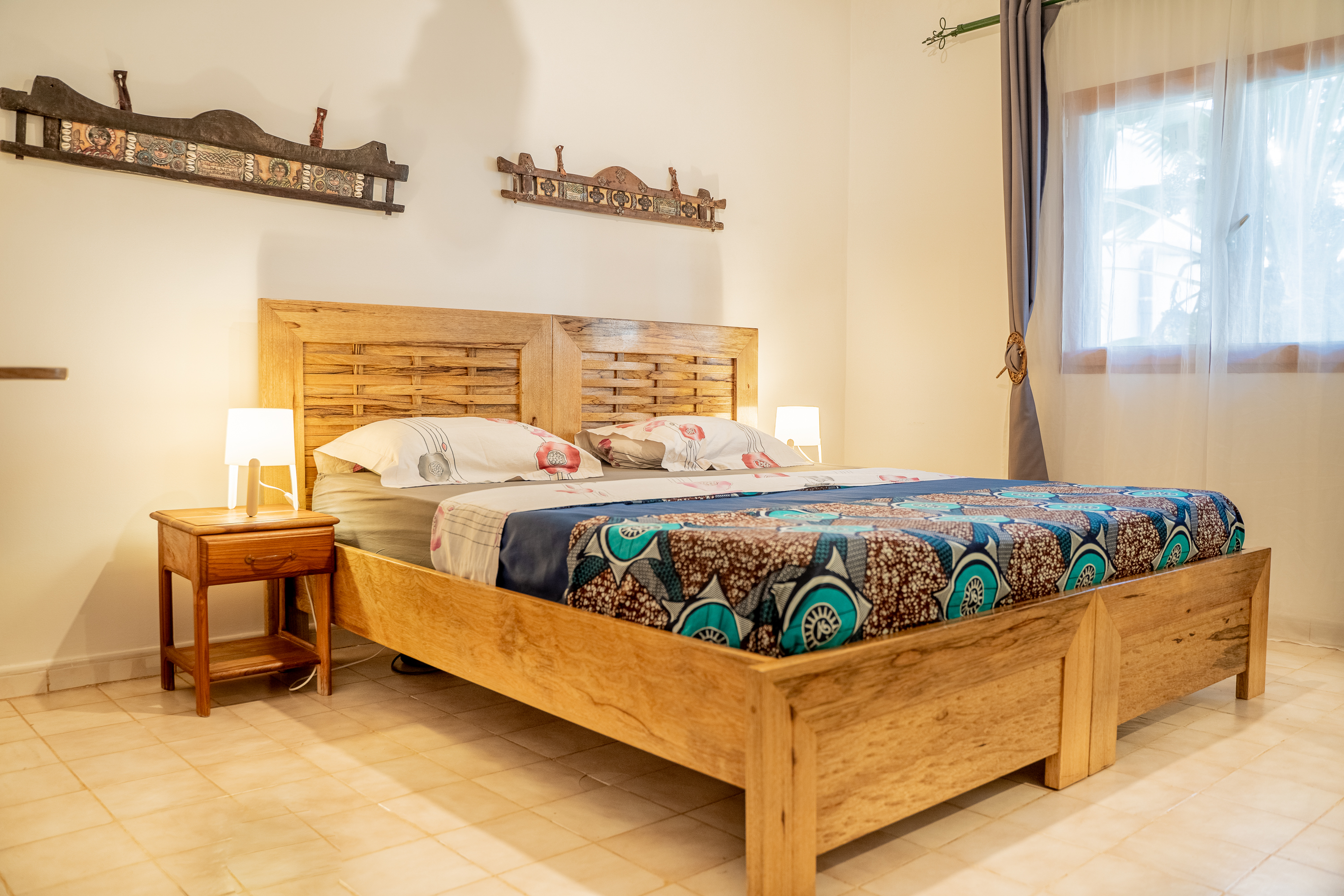 lit double dans une chambre avec des draps bleue