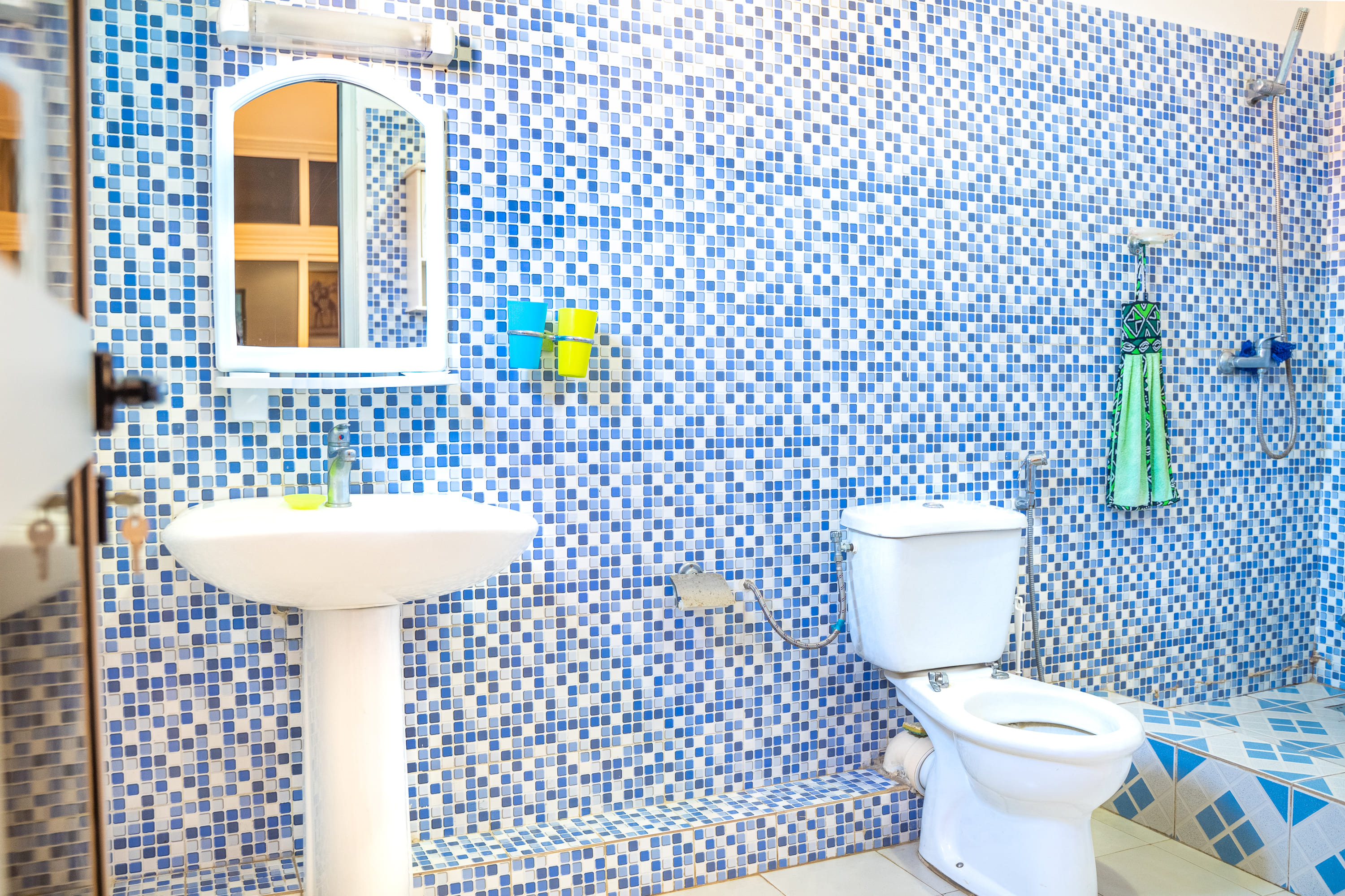 salle de bain de couleur bleue