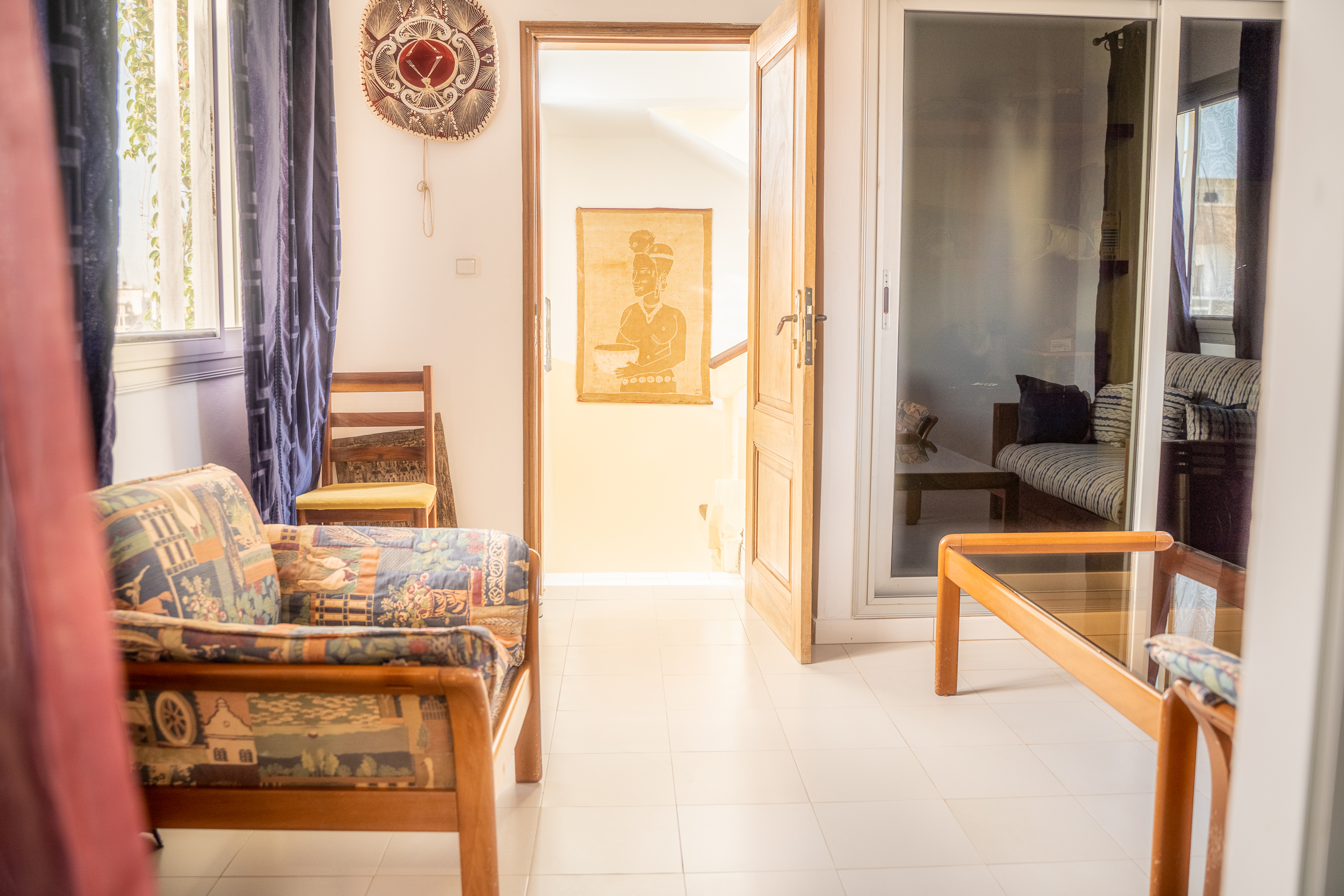 espace avec des chaises dans la chambre suite