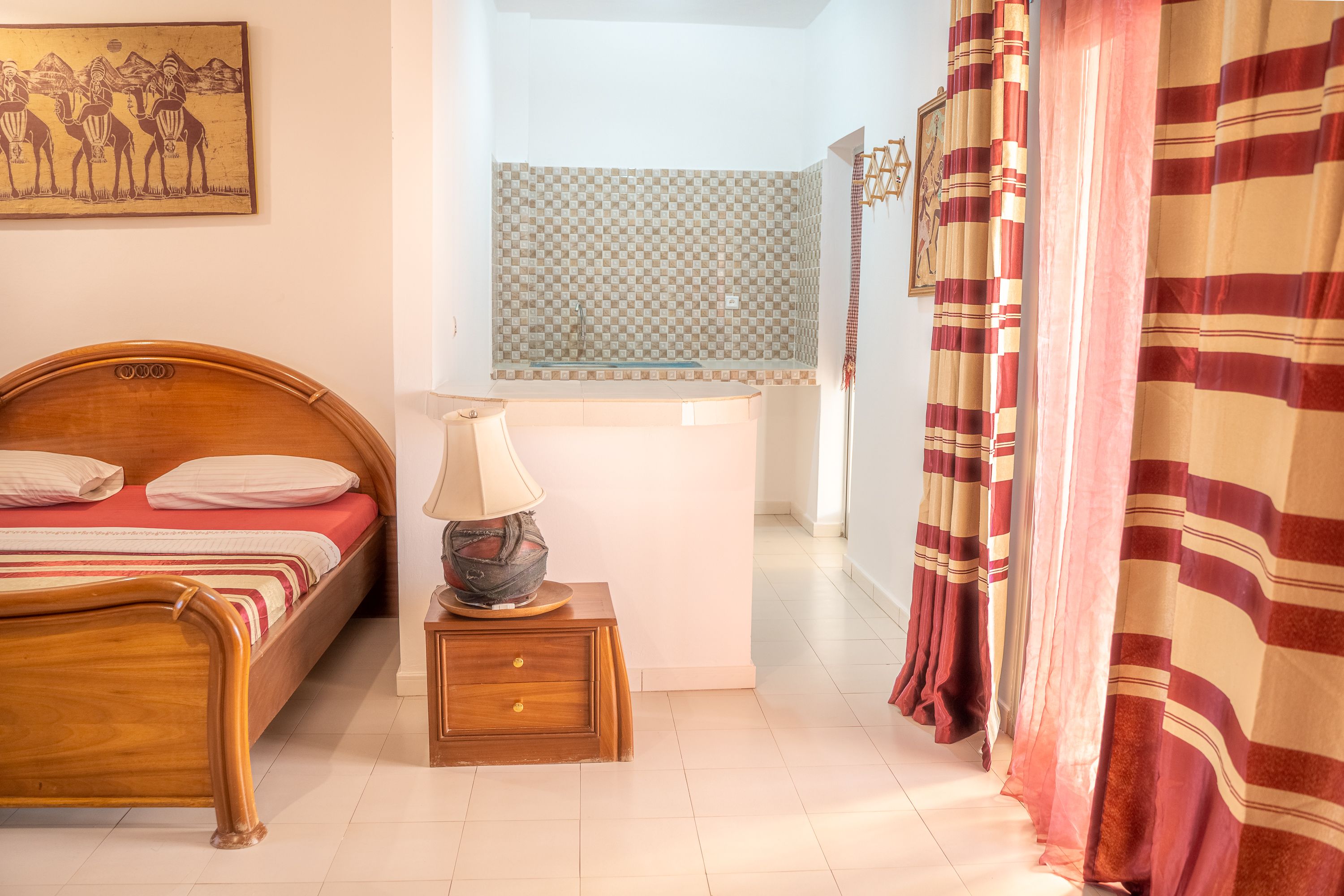 chambre avec un lit en bois et une salle de bain 