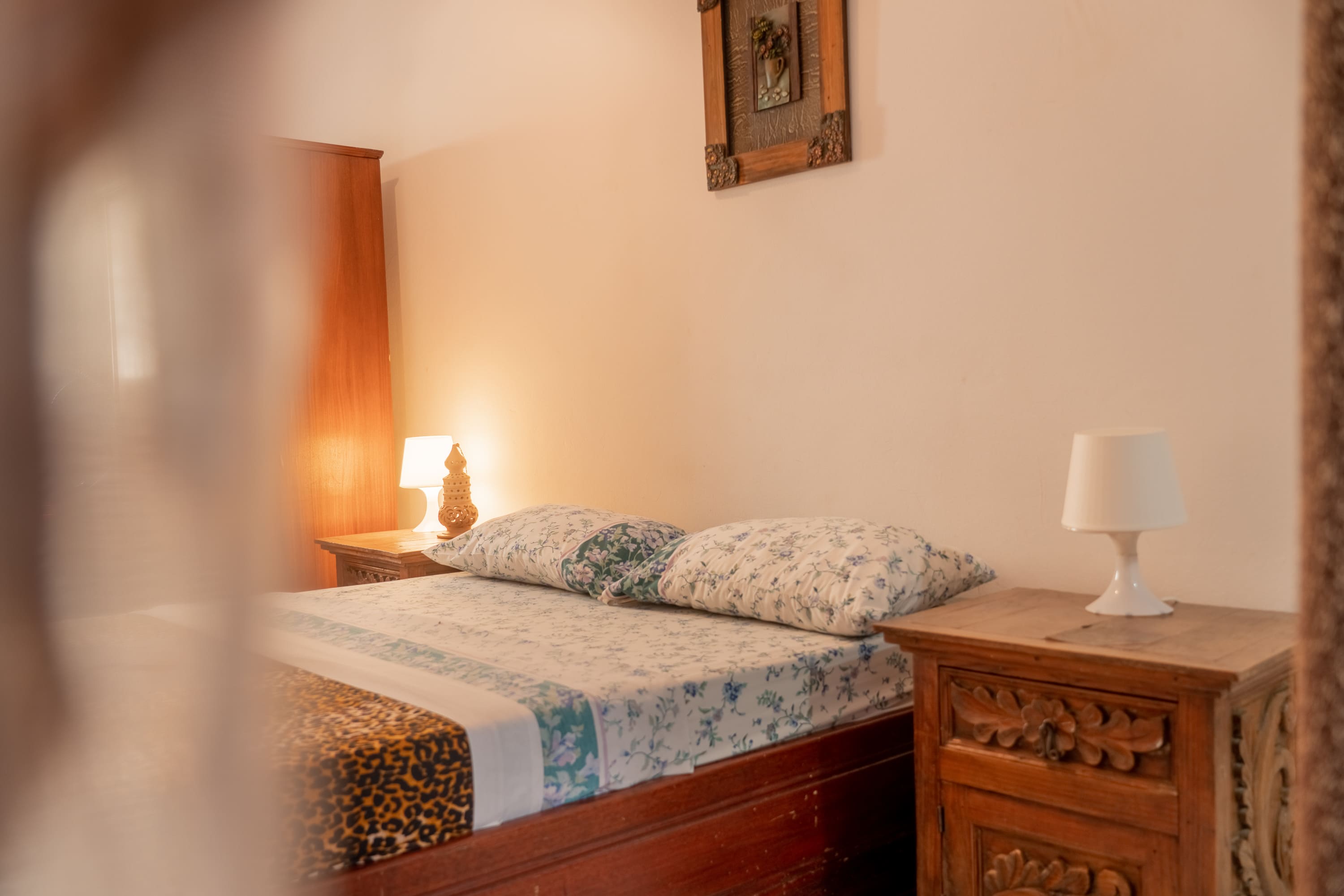 chambre avec un lit en bois
