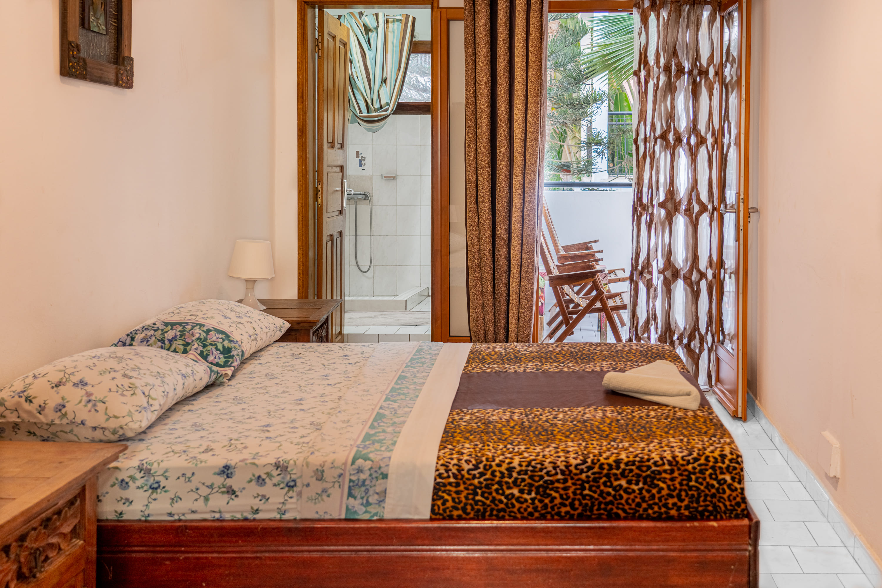 chambre avec salle de bain et terrasse