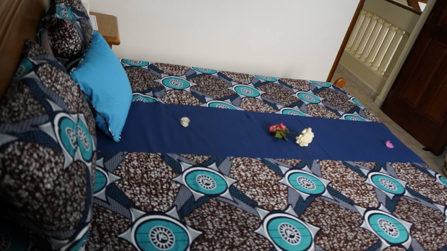 lit d'une des chambres 