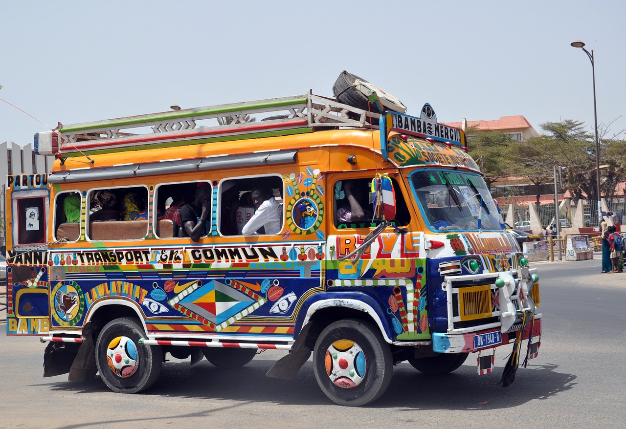 Camion typique sénégalais avec des plusieurs couleurs 