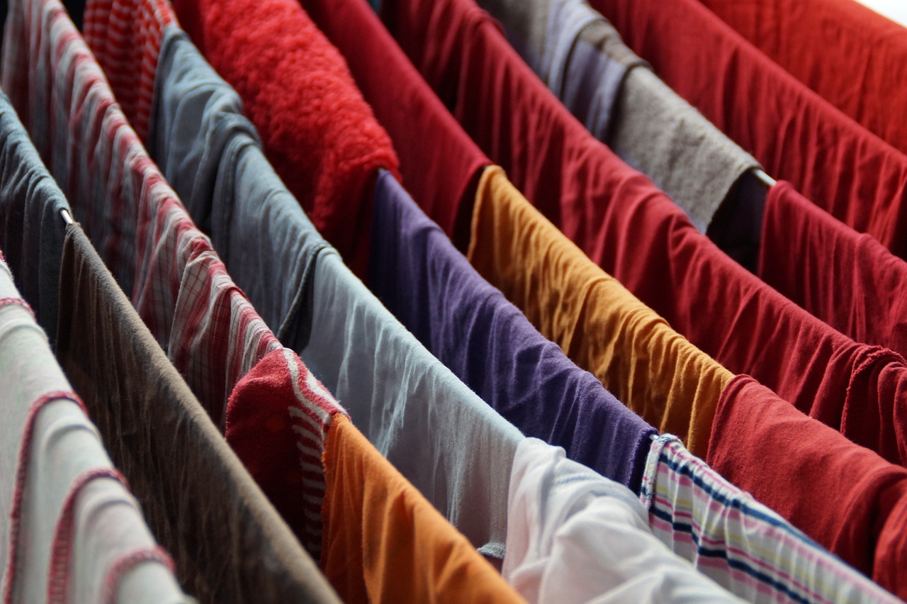 Draps et vêtements en train de sécher sur des fils en plein air 
