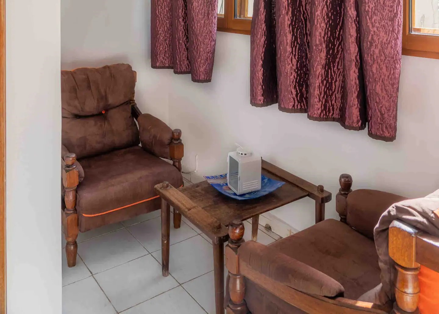 balcon de la suite, avec deux fauteuils et une table basse
