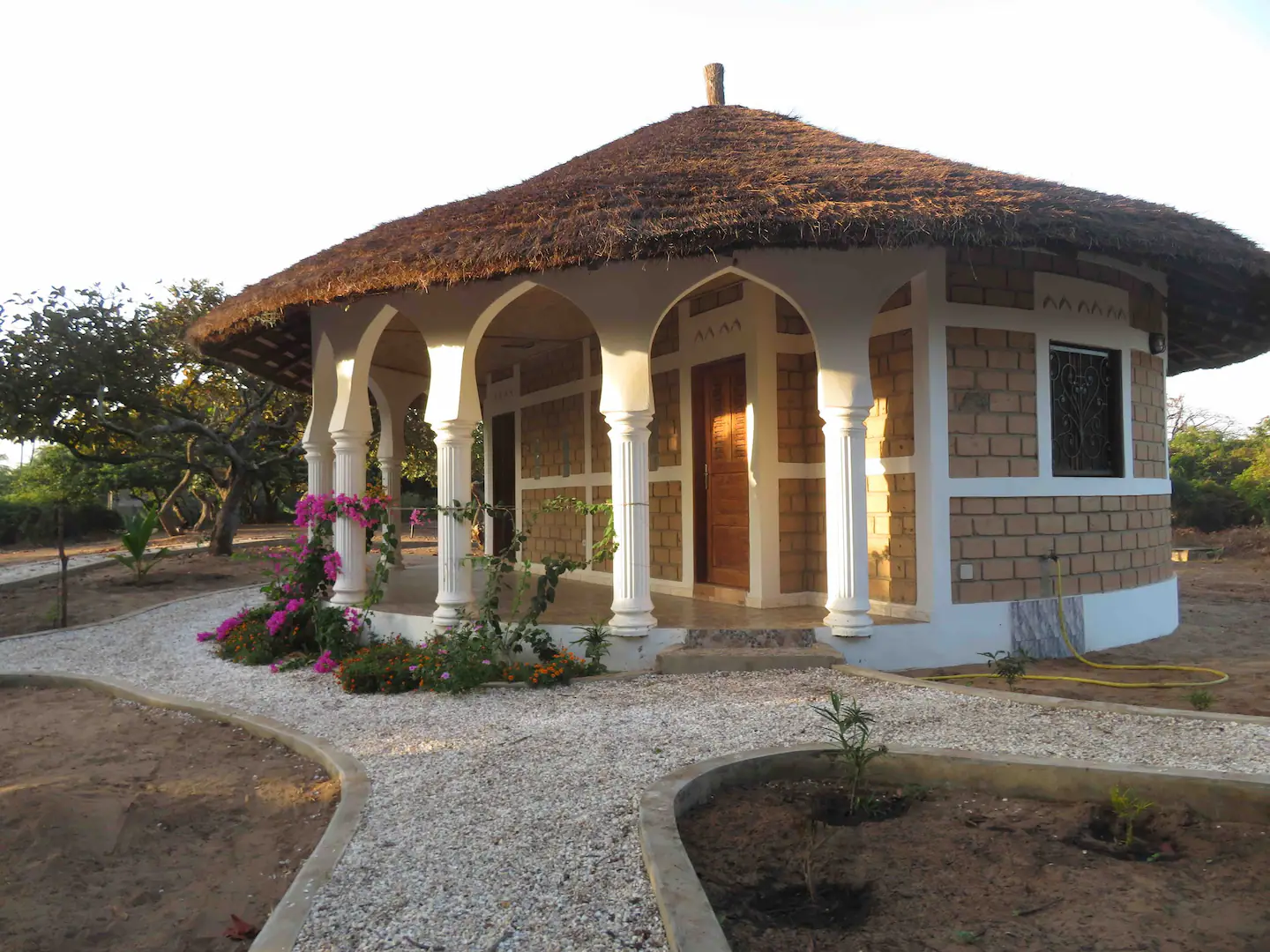 Maison de la casa papou, cas blanche avec un toit en chaux