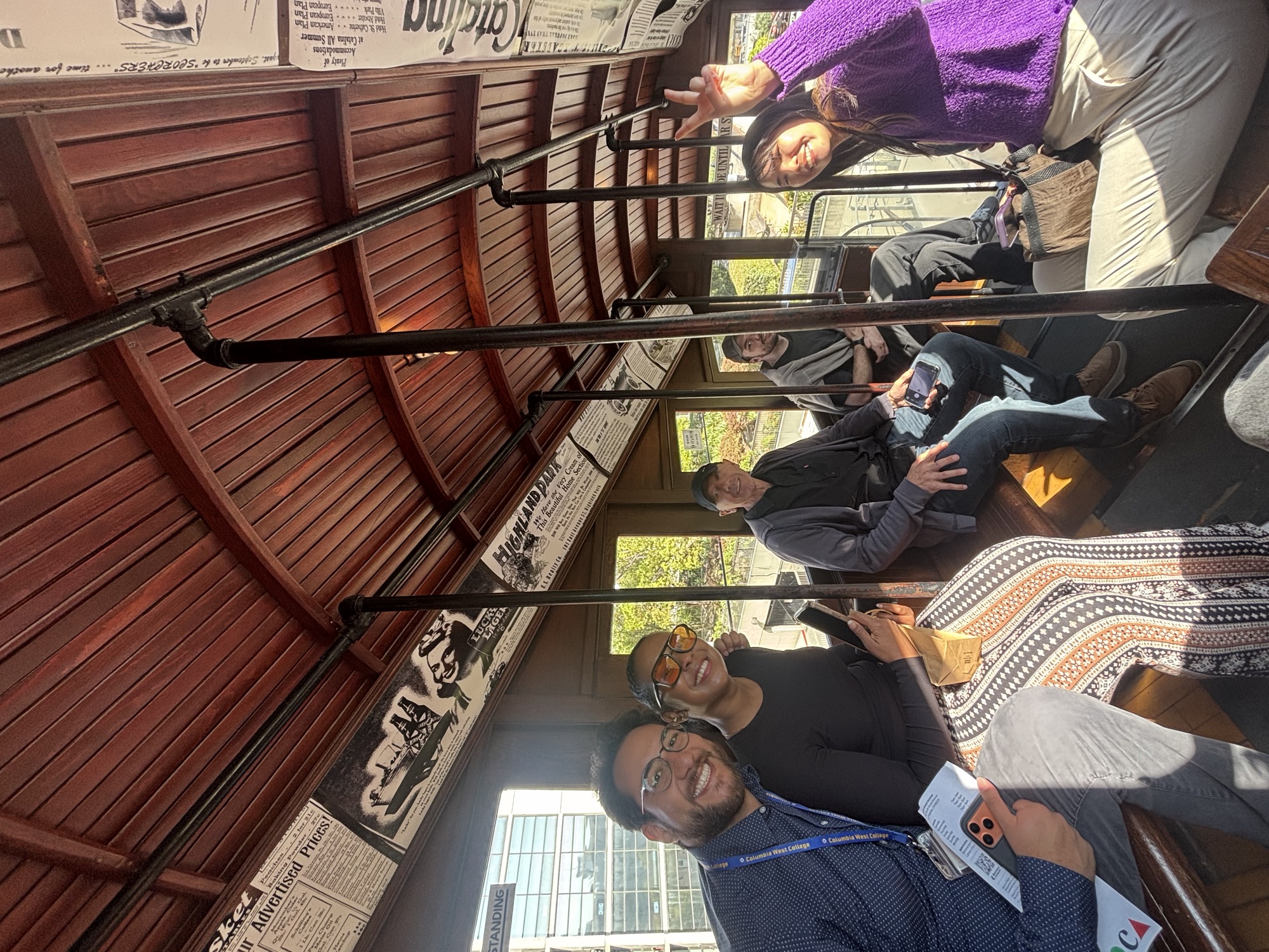 다운타운 LA에서 역사적인 Angels Flight 케이블카를 타는 사람들