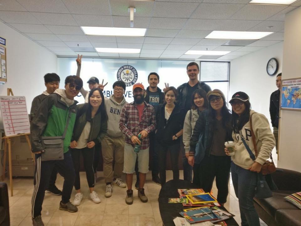 Estudantes da CWC reunidos no lobby do campus