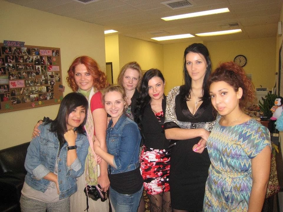 Estudantes da CWC reunidos no lounge do campus
