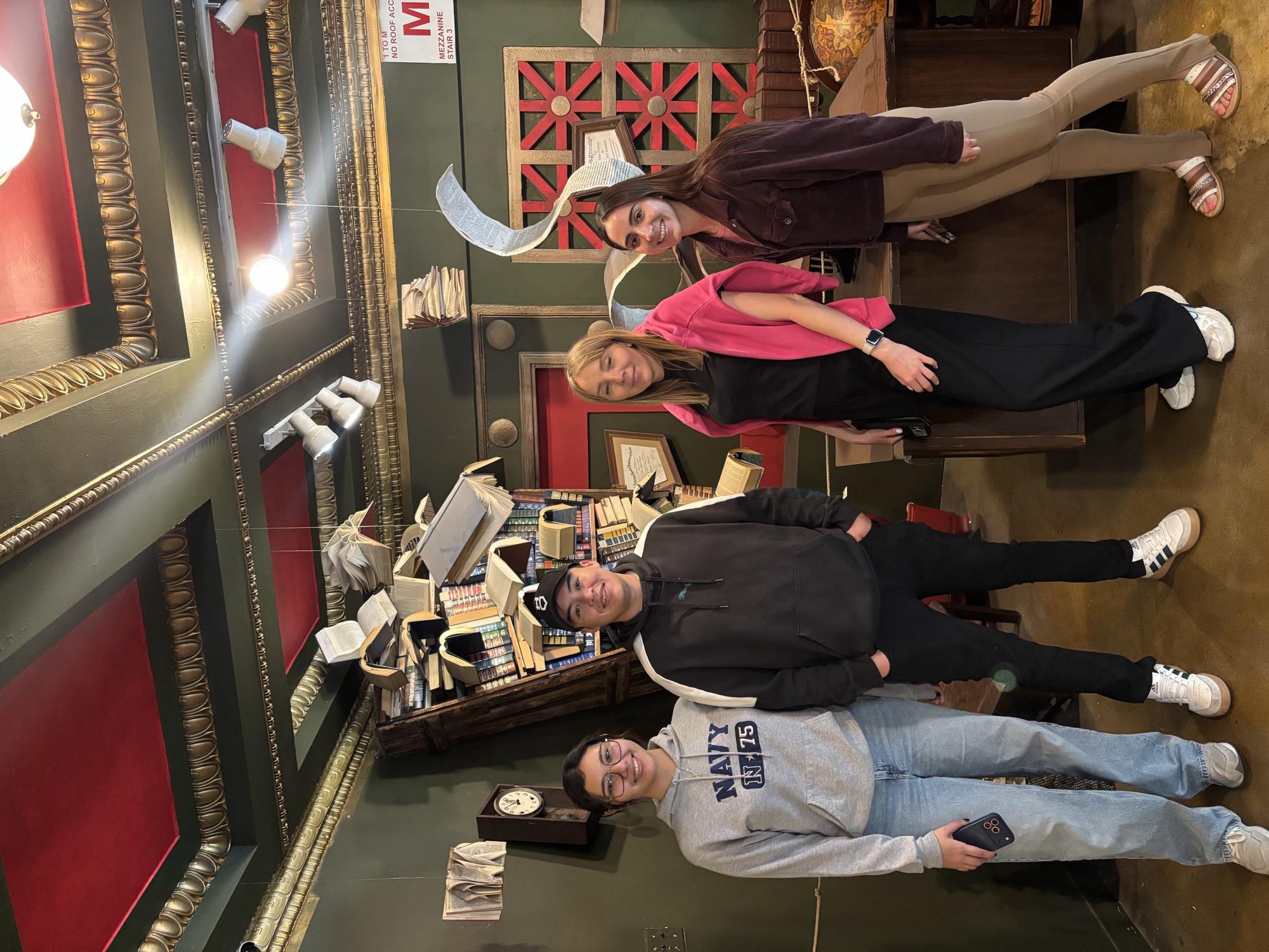 Estudantes da CWC dentro da livraria The Last Bookstore em downtown LA