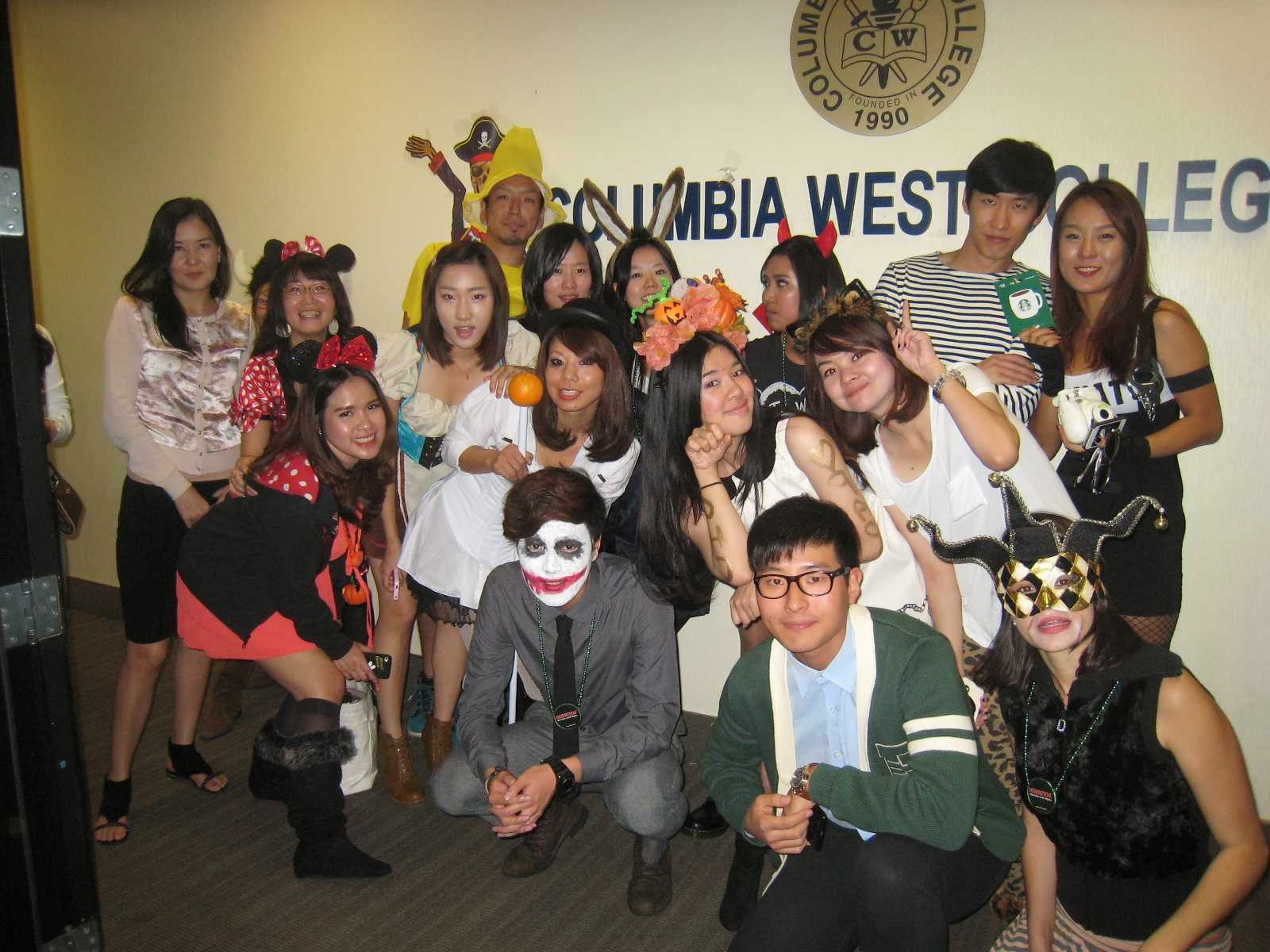 Estudantes da CWC comemorando o Halloween em fantasias no campus