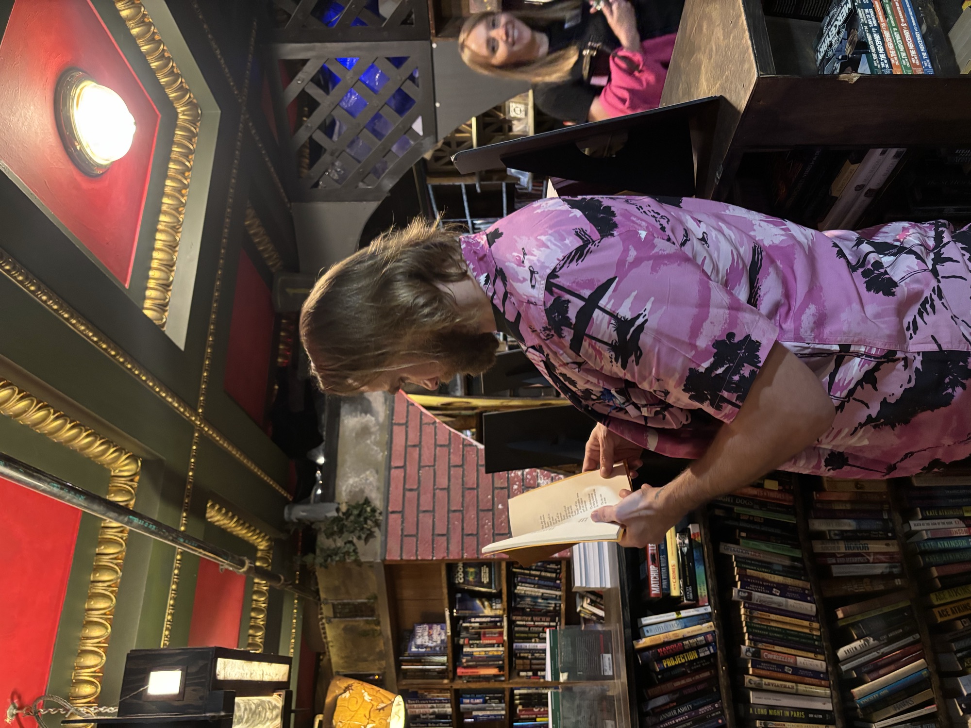 Studente di Columbia West College che legge all'interno di The Last Bookstore nel centro di Los Angeles, assorbendo gli stili di scrittura che informano le solide competenze di scrittura professionale