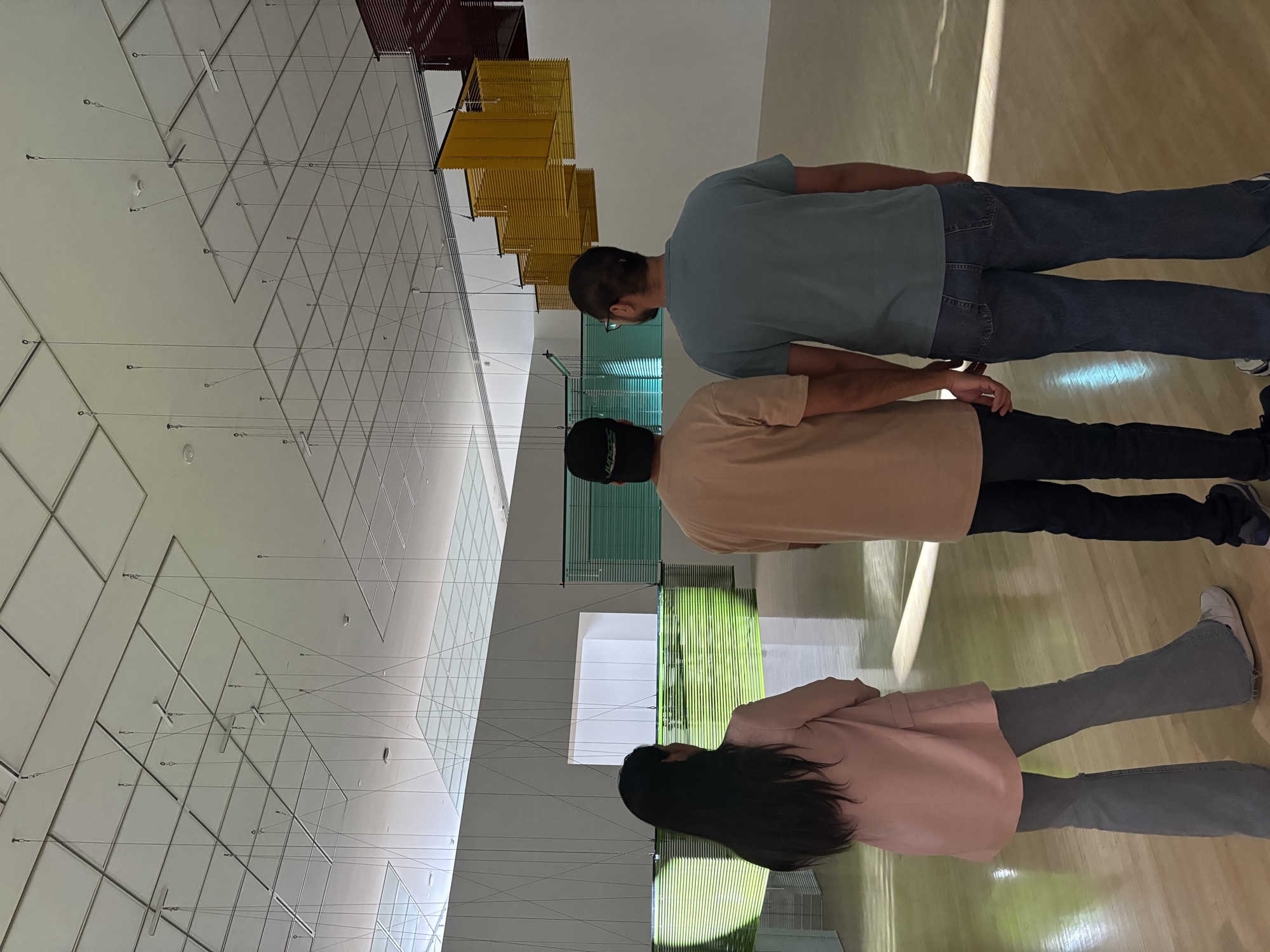 Des étudiants du CWC explorent une installation de grille colorée au MOCA, s'entraînant à la prononciation de l'alphabet anglais lors d'une sortie culturelle à Los Angeles