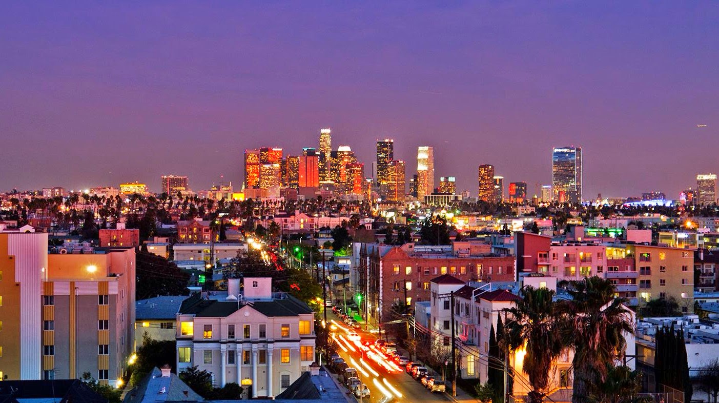 Lo skyline notturno del centro di Los Angeles, dove gli studenti di Columbia West College sviluppano competenze di inglese commerciale in uno degli ambienti commerciali più dinamici del mondo