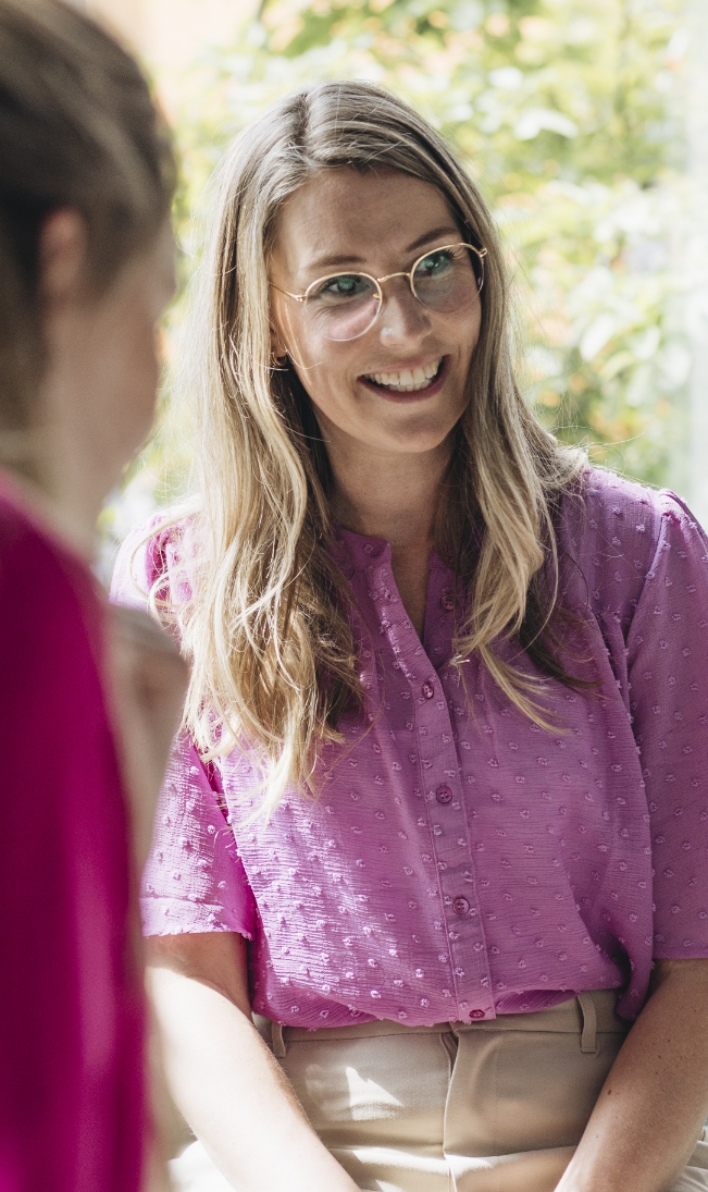 Trainer en coach Amanda Ronhaar van Toer de Werkvloer kijkt lachend opzij.