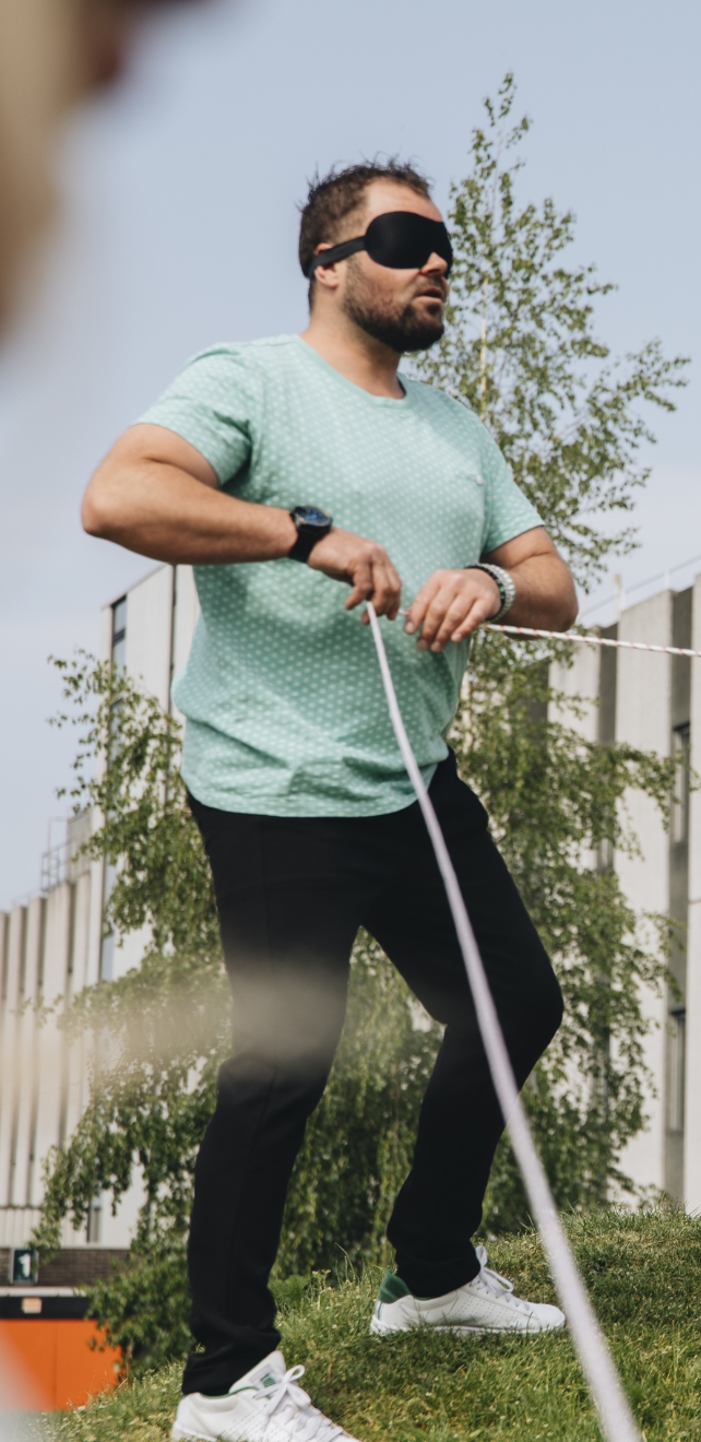 Professional is tijdens een training van trainer en coach Amanda Ronhaar van Toer de Werkvloer bezig met een oefening met touw en blinddoek.