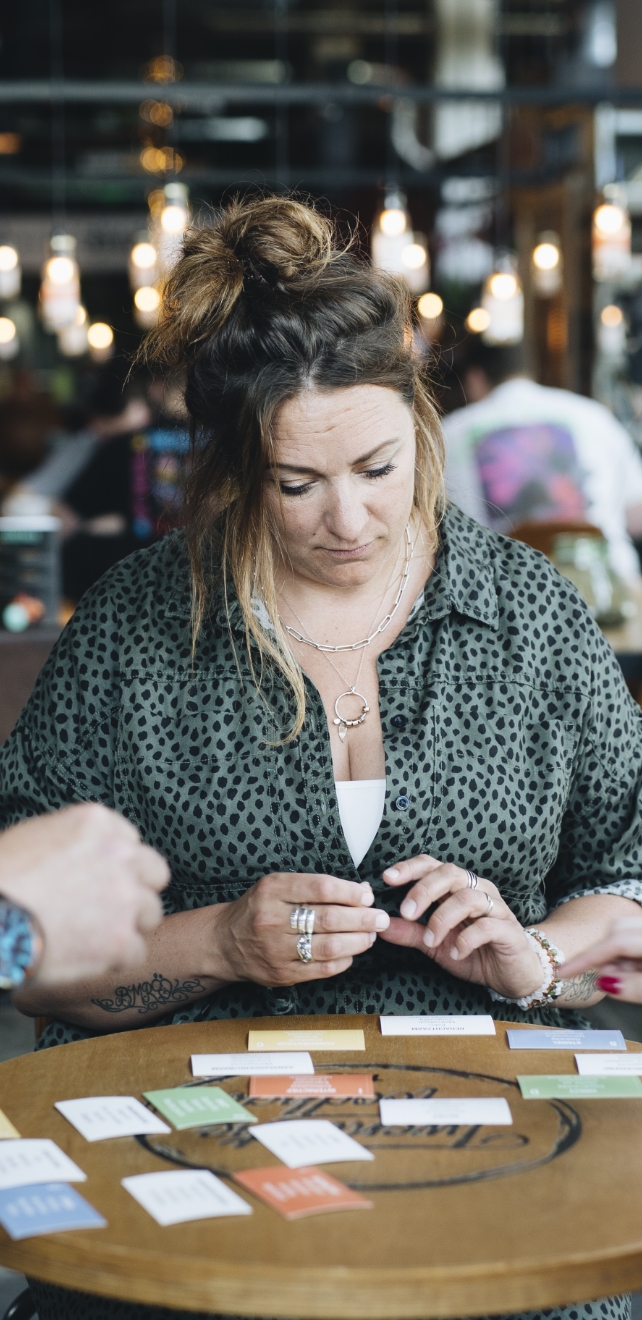 Een professional is tijdens een coachingsgesprek van trainer en coach van Amanda Ronhaar van Toer de Werkvloer bezig met de DISC.
