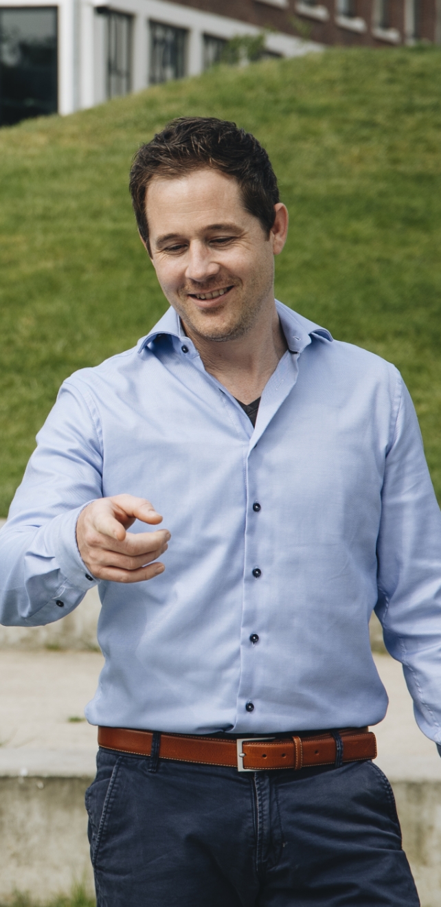 Professional wijst tijdens DISC-training van trainer en coach Amanda Ronhaar van Toer de Werkvloer wat aan op de grond.