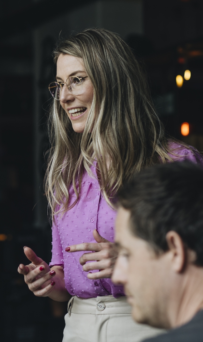 Trainer en coach Amanda Ronhaar van Toer de Werkvloer legt wat uit tijdens een oefening.