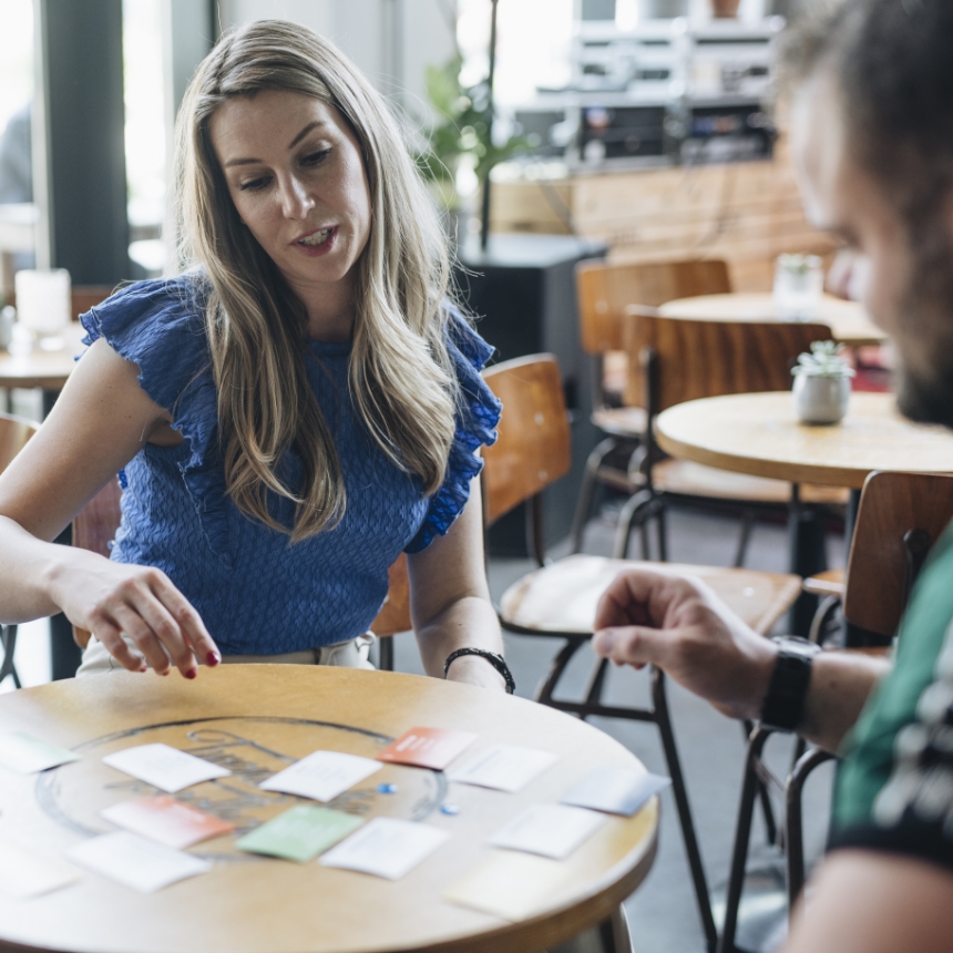 Trainer en coach Amanda Ronhaar van Toer de Werkvloer legt tijdens een coachingsgesprek de DISC uit.